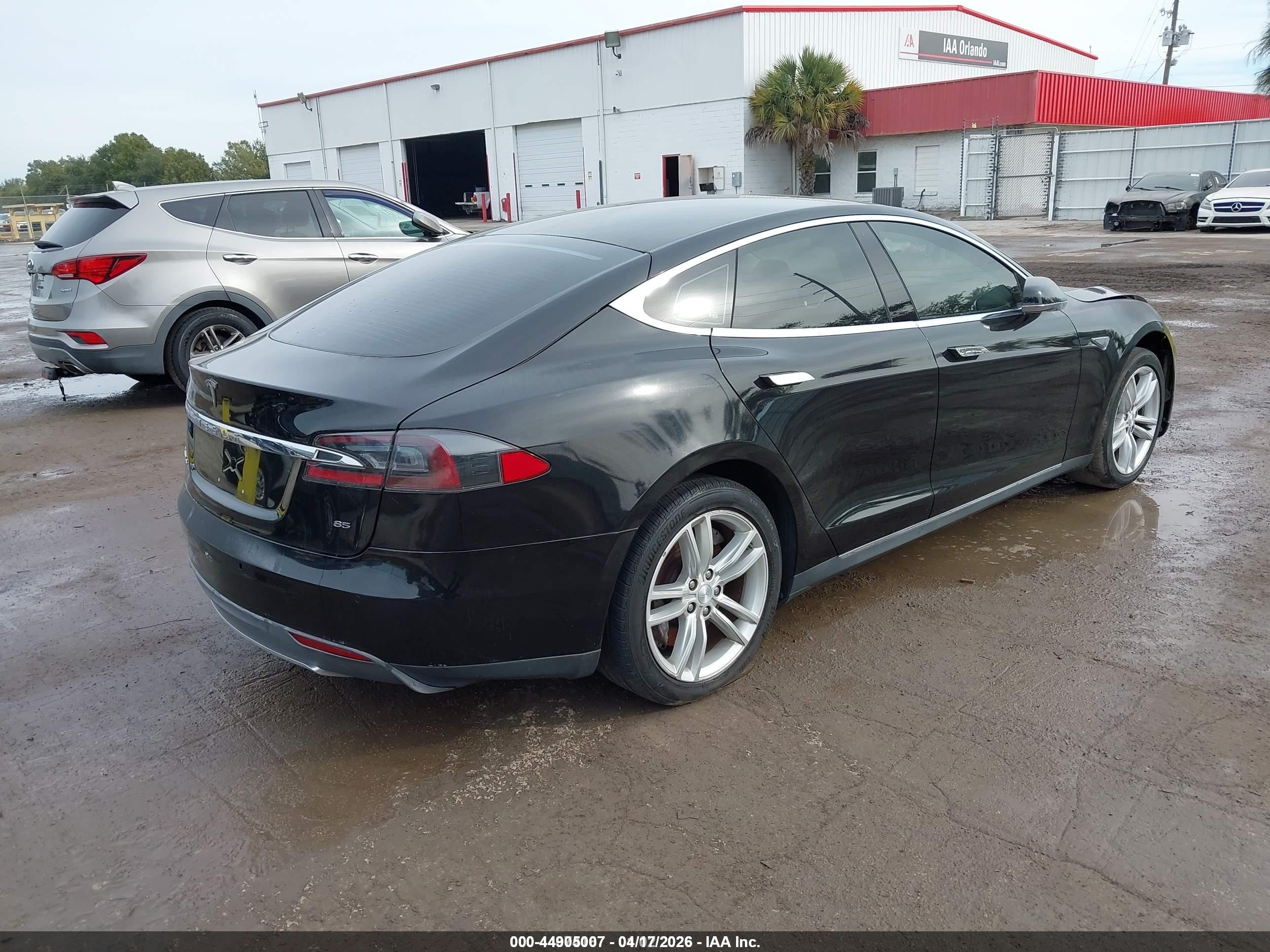 TESLA MODEL image 4