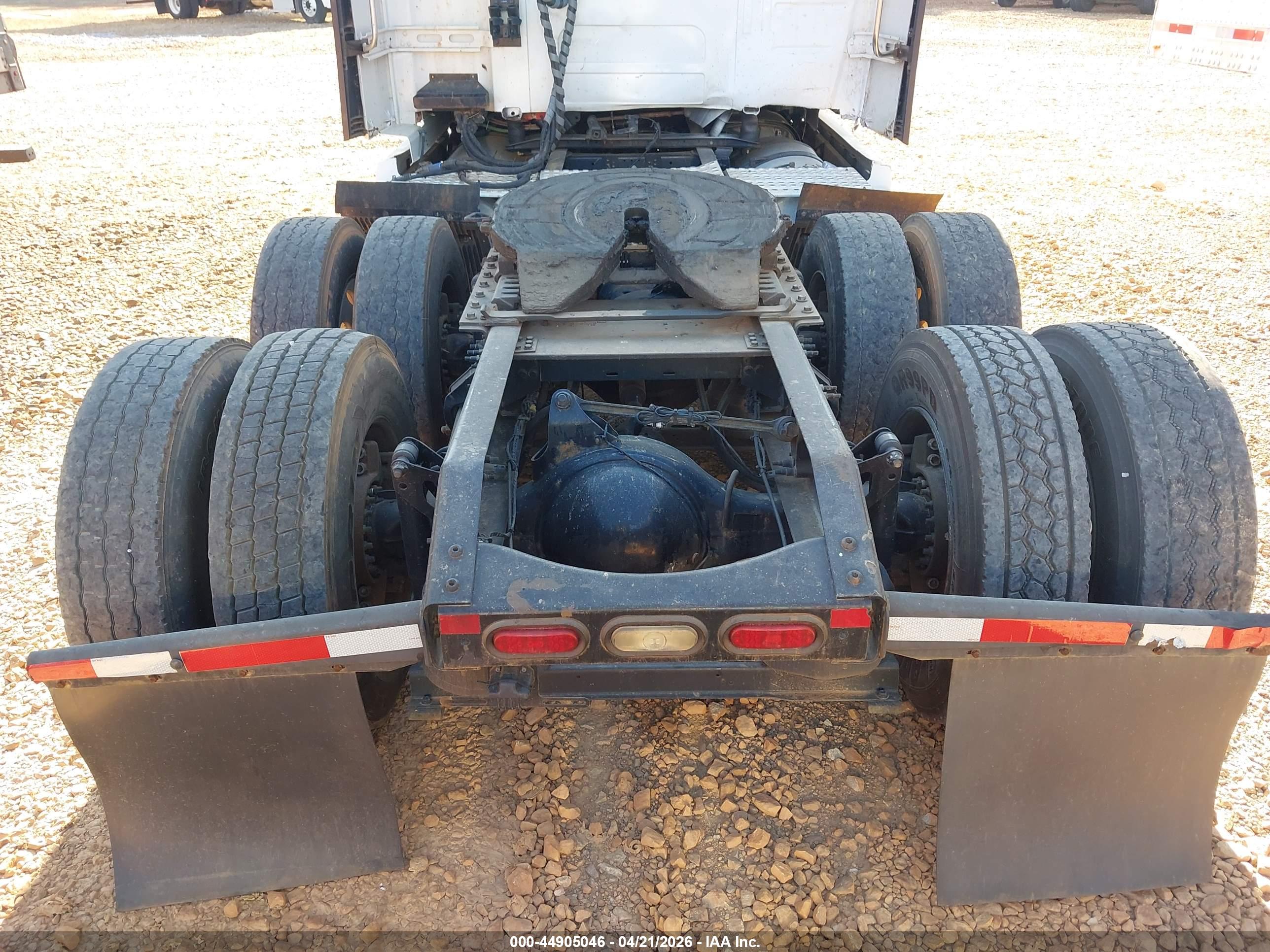 VOLVO VNL image 8