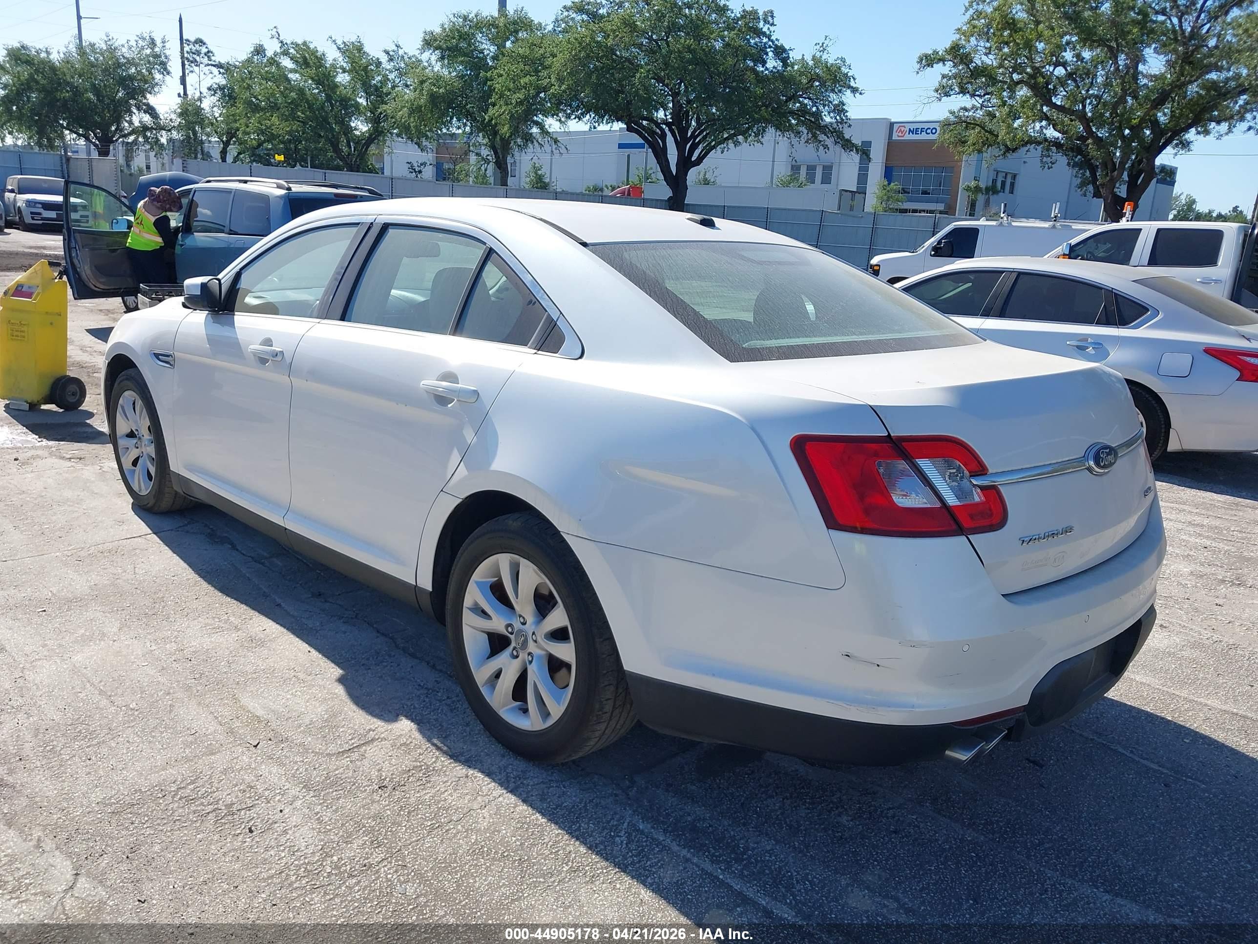 FORD TAURUS image 3