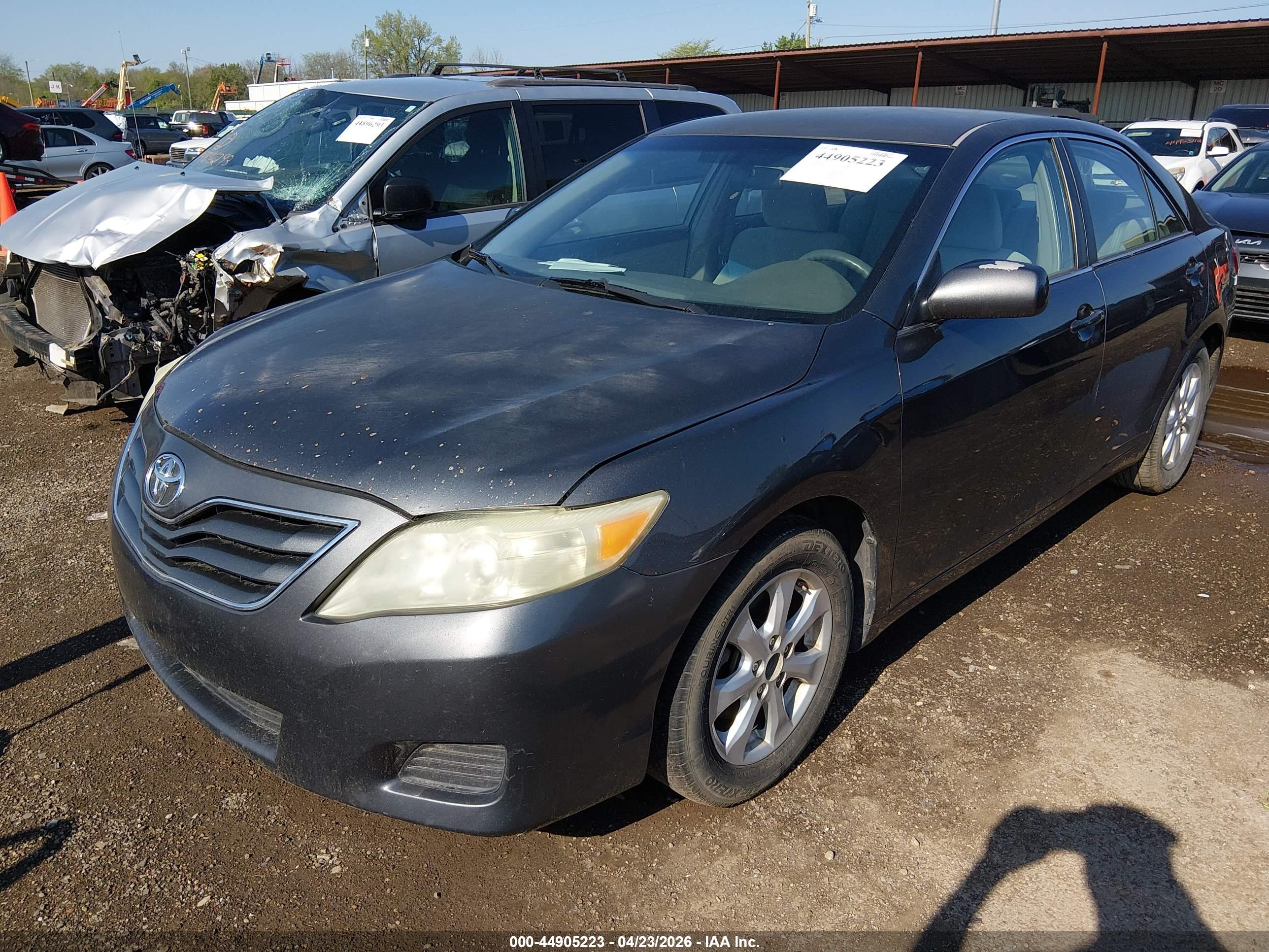 TOYOTA CAMRY image 2