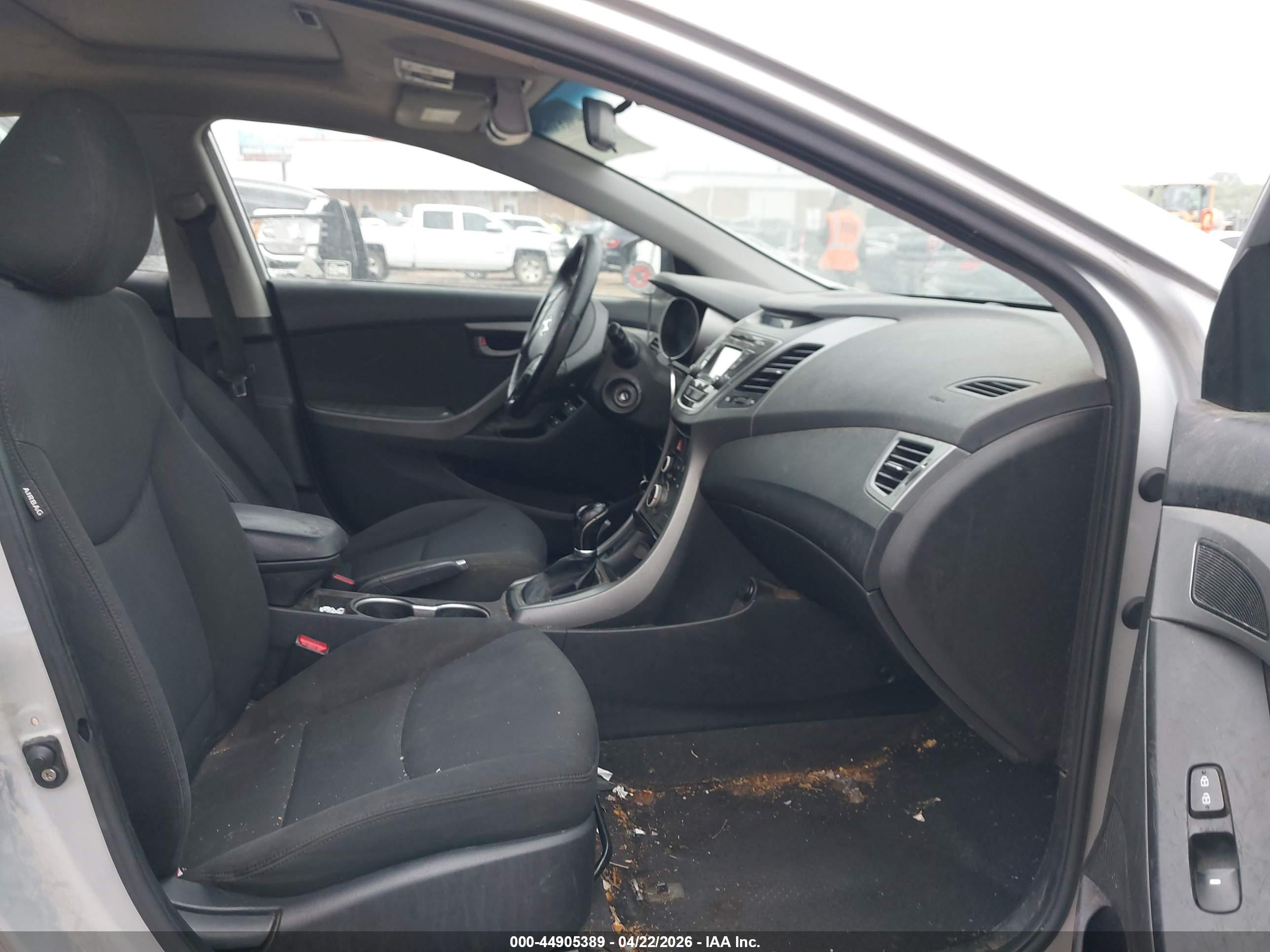 HYUNDAI ELANTRA image 5