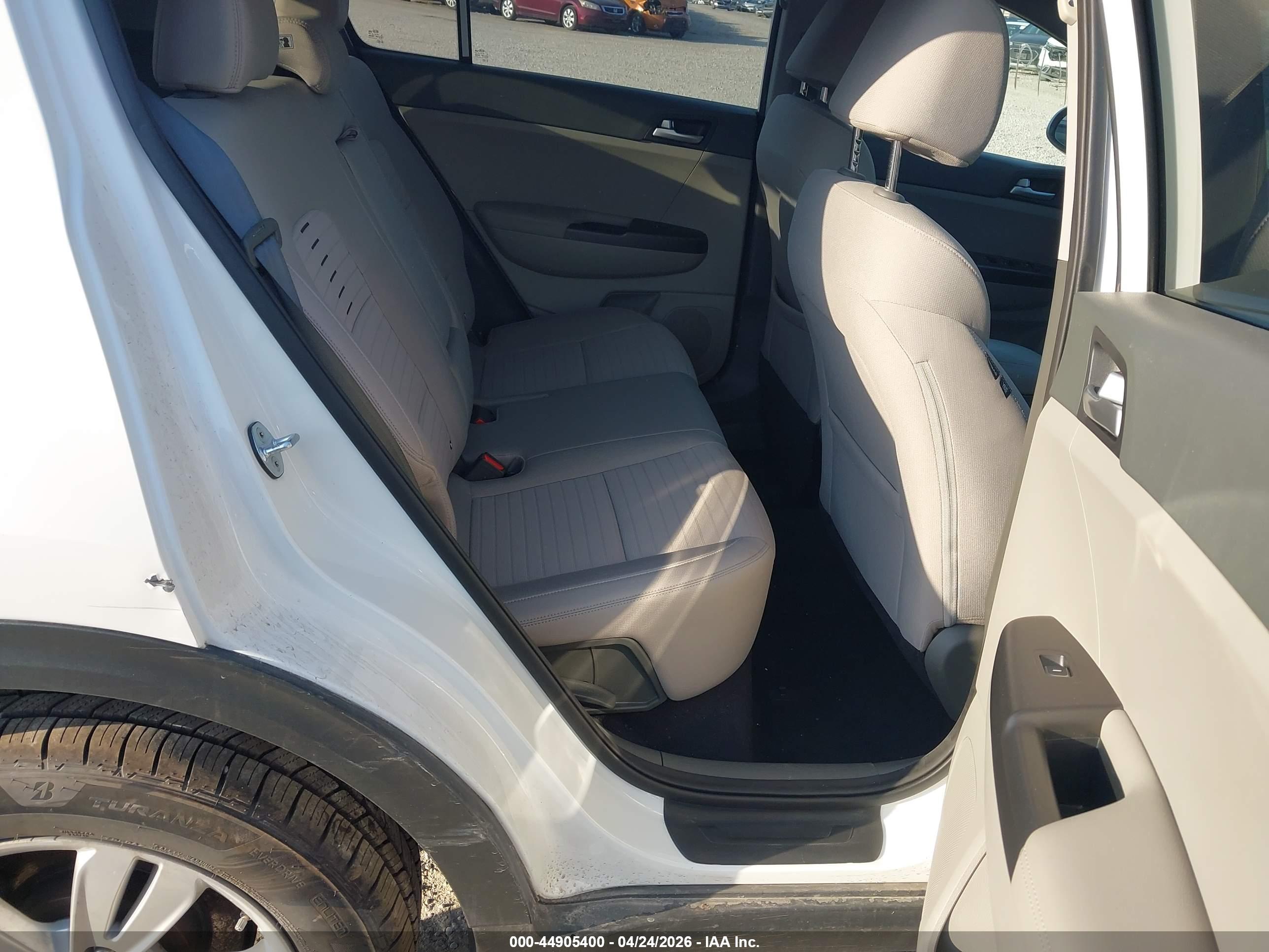 KIA SPORTAGE image 8