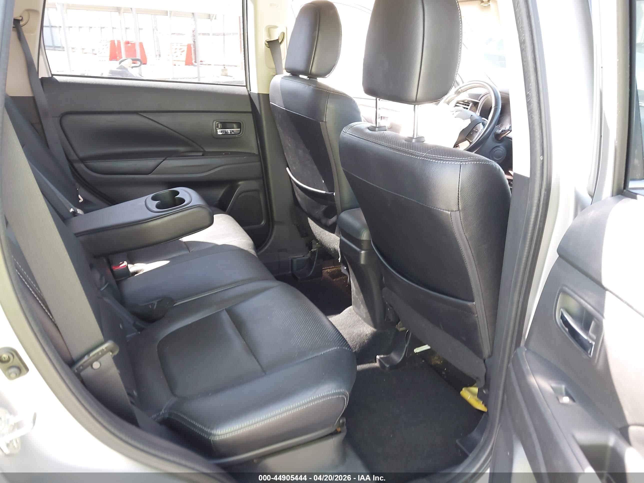 MITSUBISHI OUTLANDER image 8