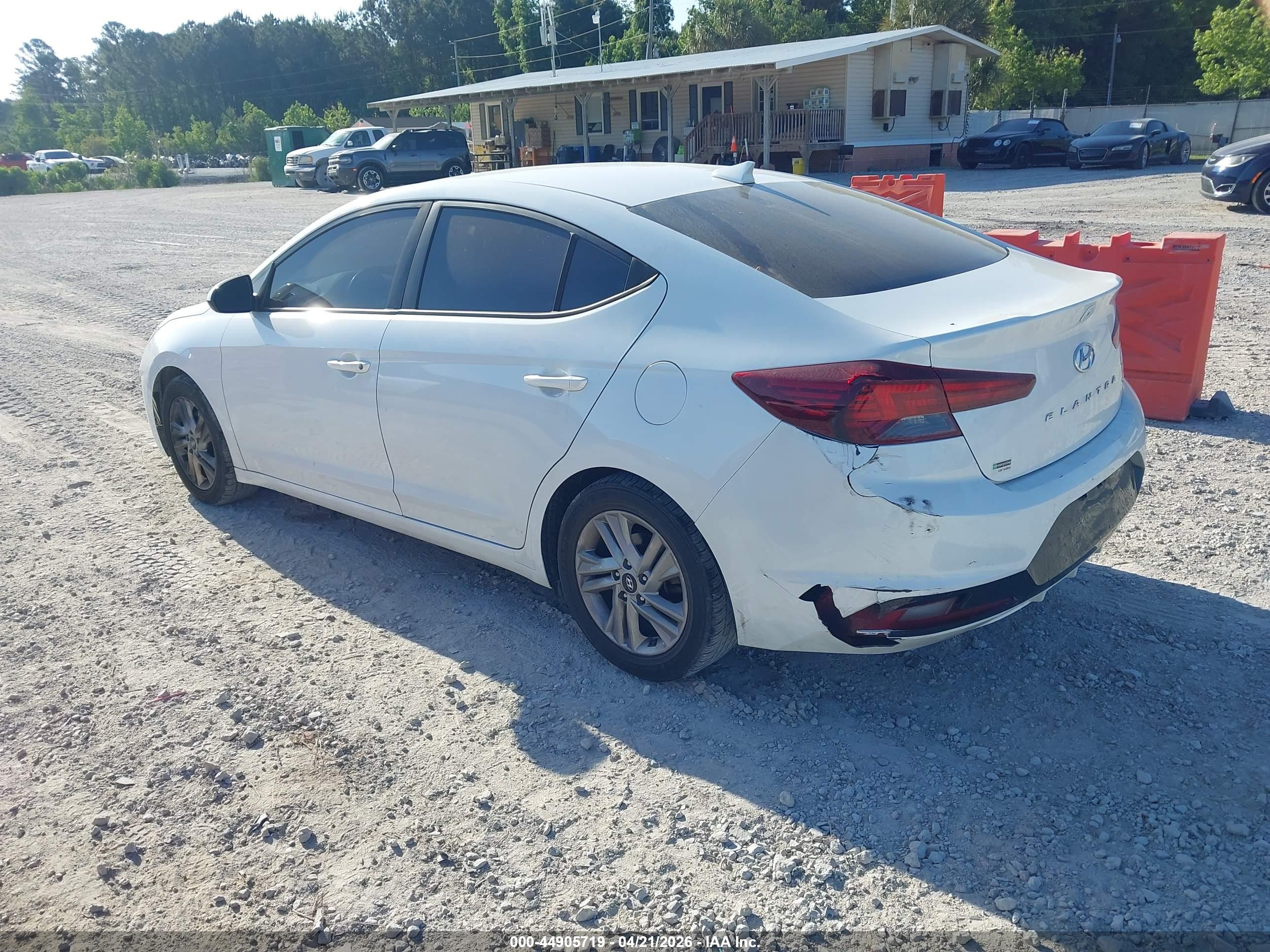 HYUNDAI ELANTRA image 3