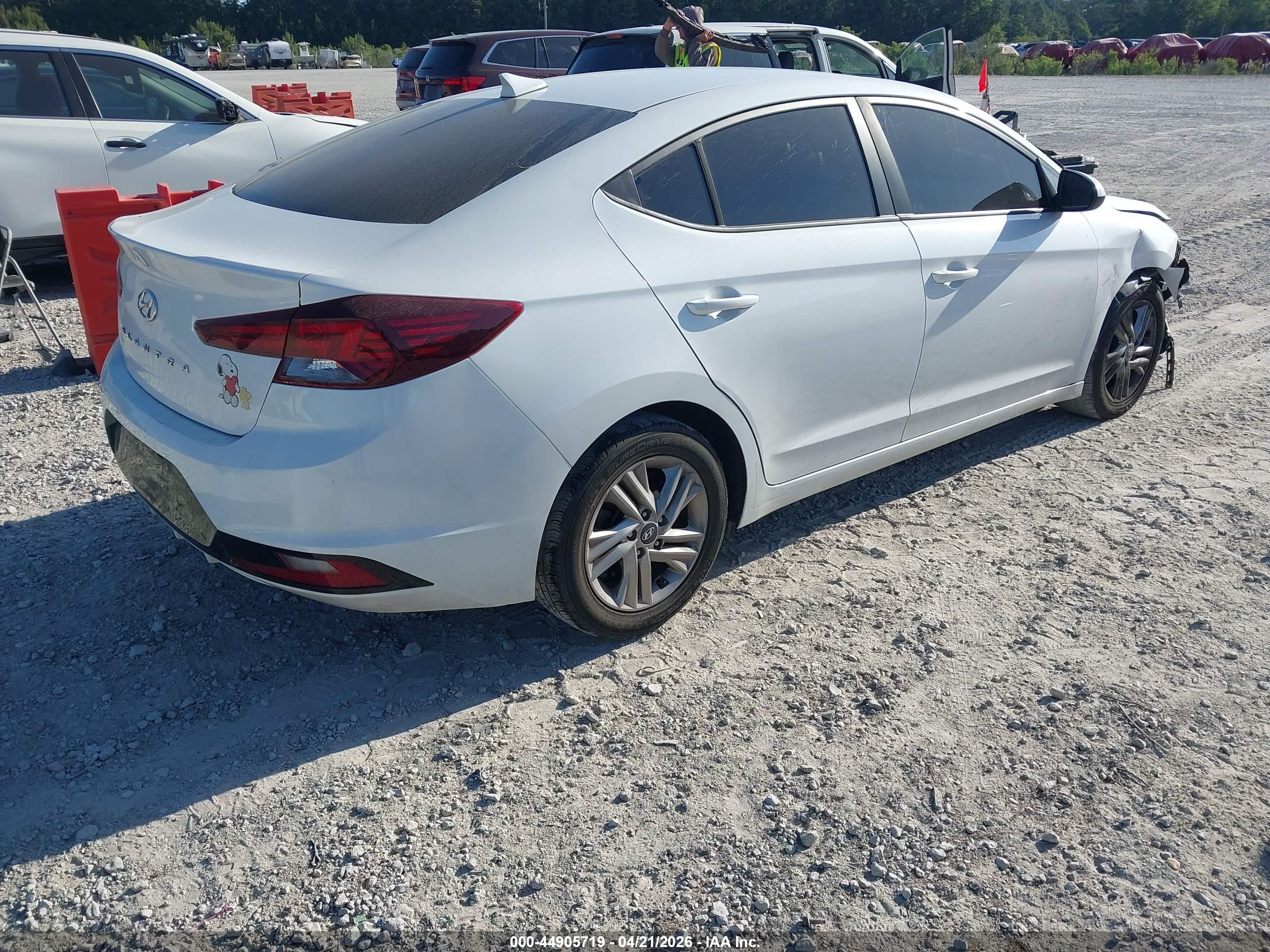 HYUNDAI ELANTRA image 4