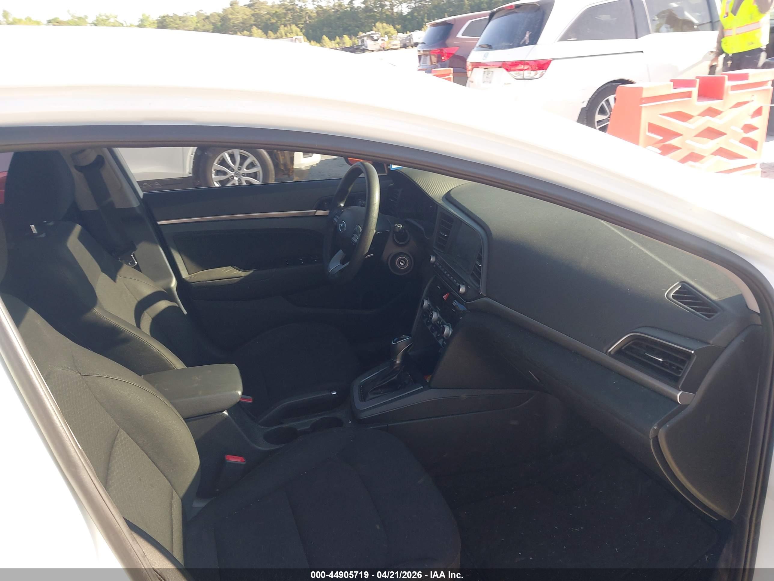 HYUNDAI ELANTRA image 5