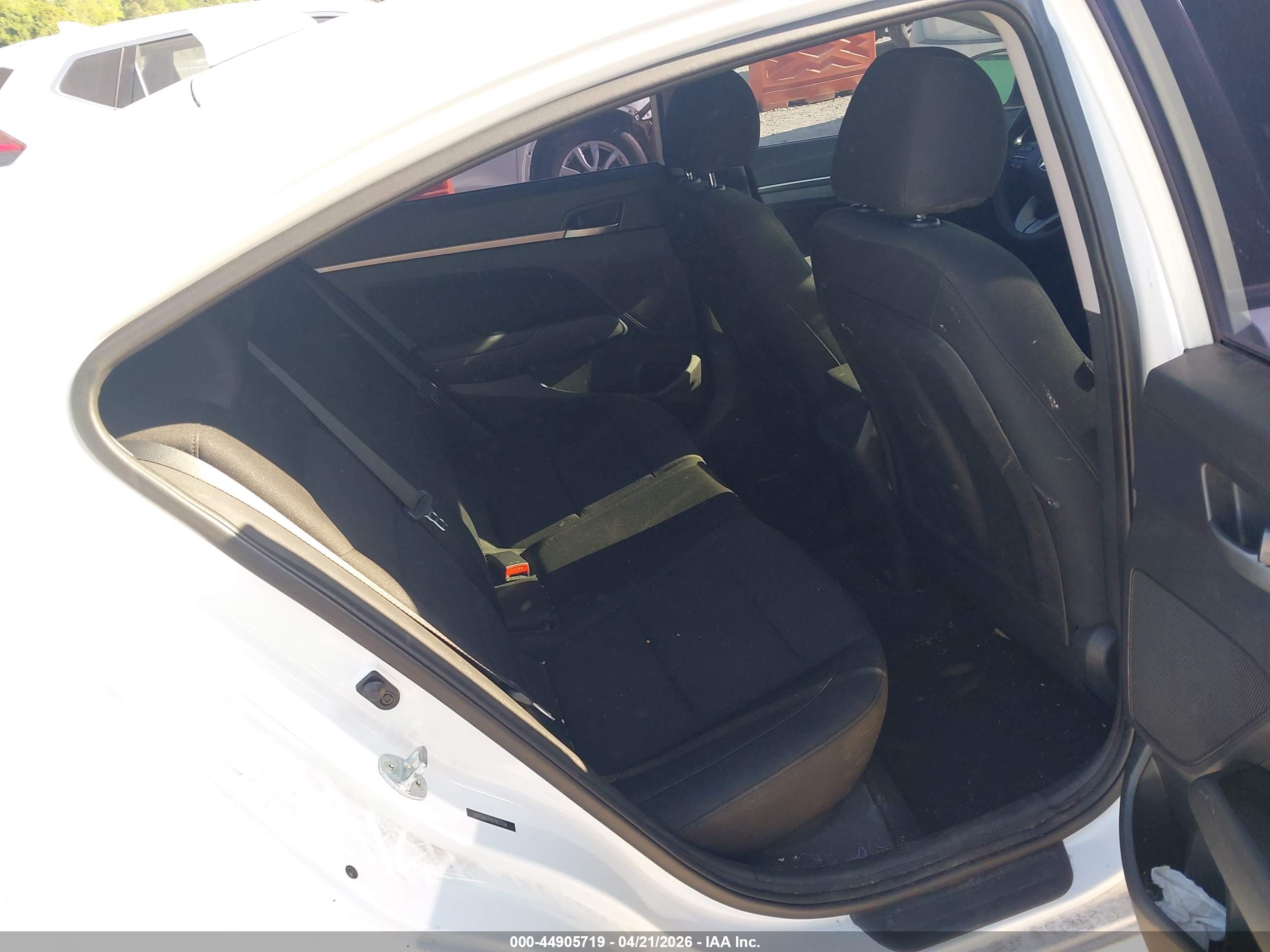 HYUNDAI ELANTRA image 8