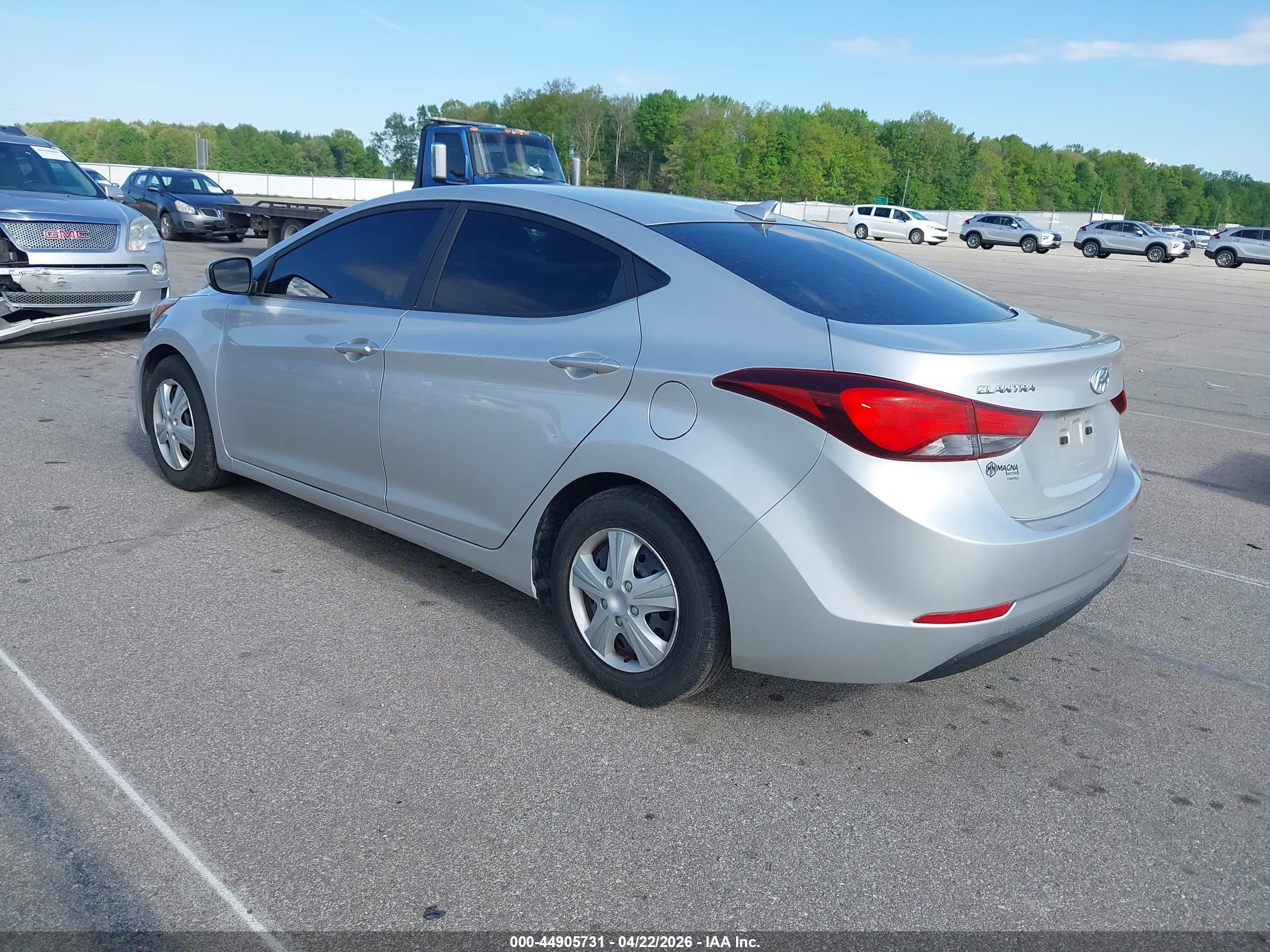 HYUNDAI ELANTRA image 3