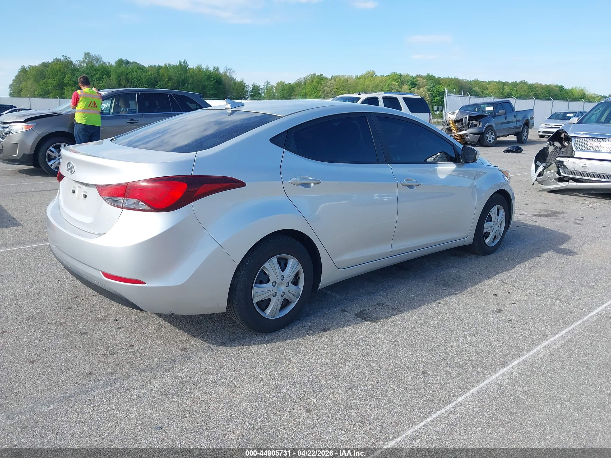 HYUNDAI ELANTRA image 4