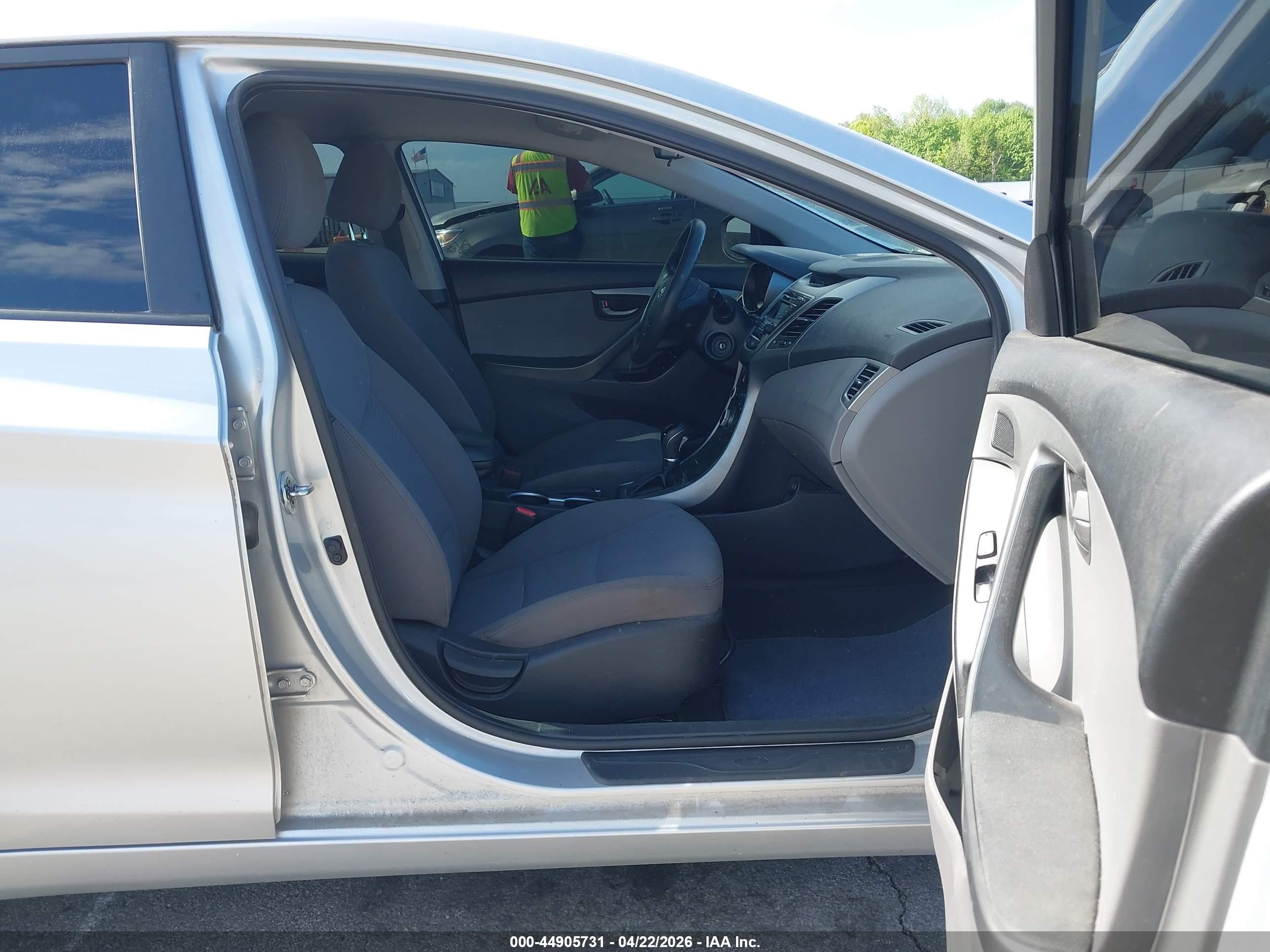 HYUNDAI ELANTRA image 5