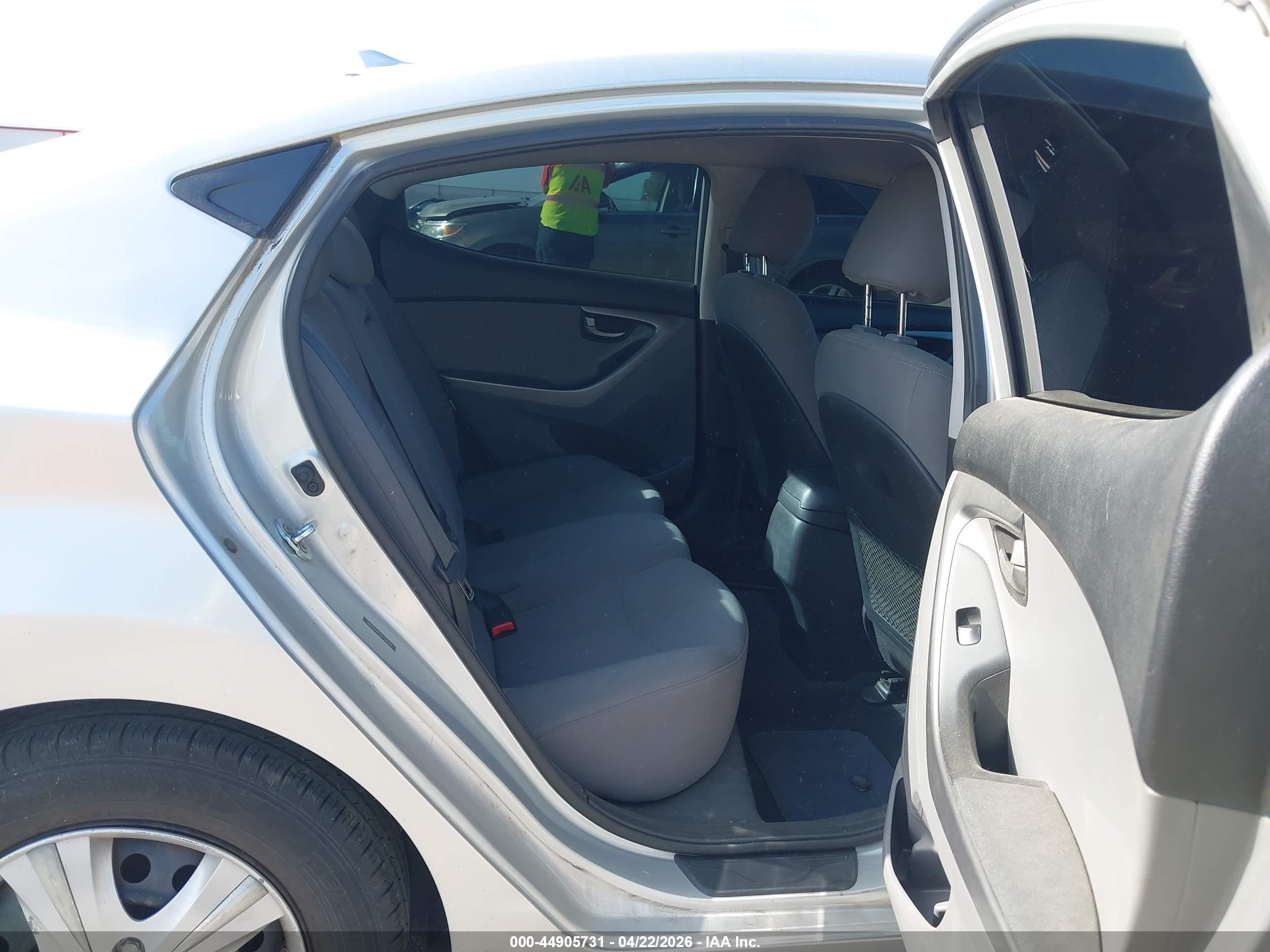 HYUNDAI ELANTRA image 8