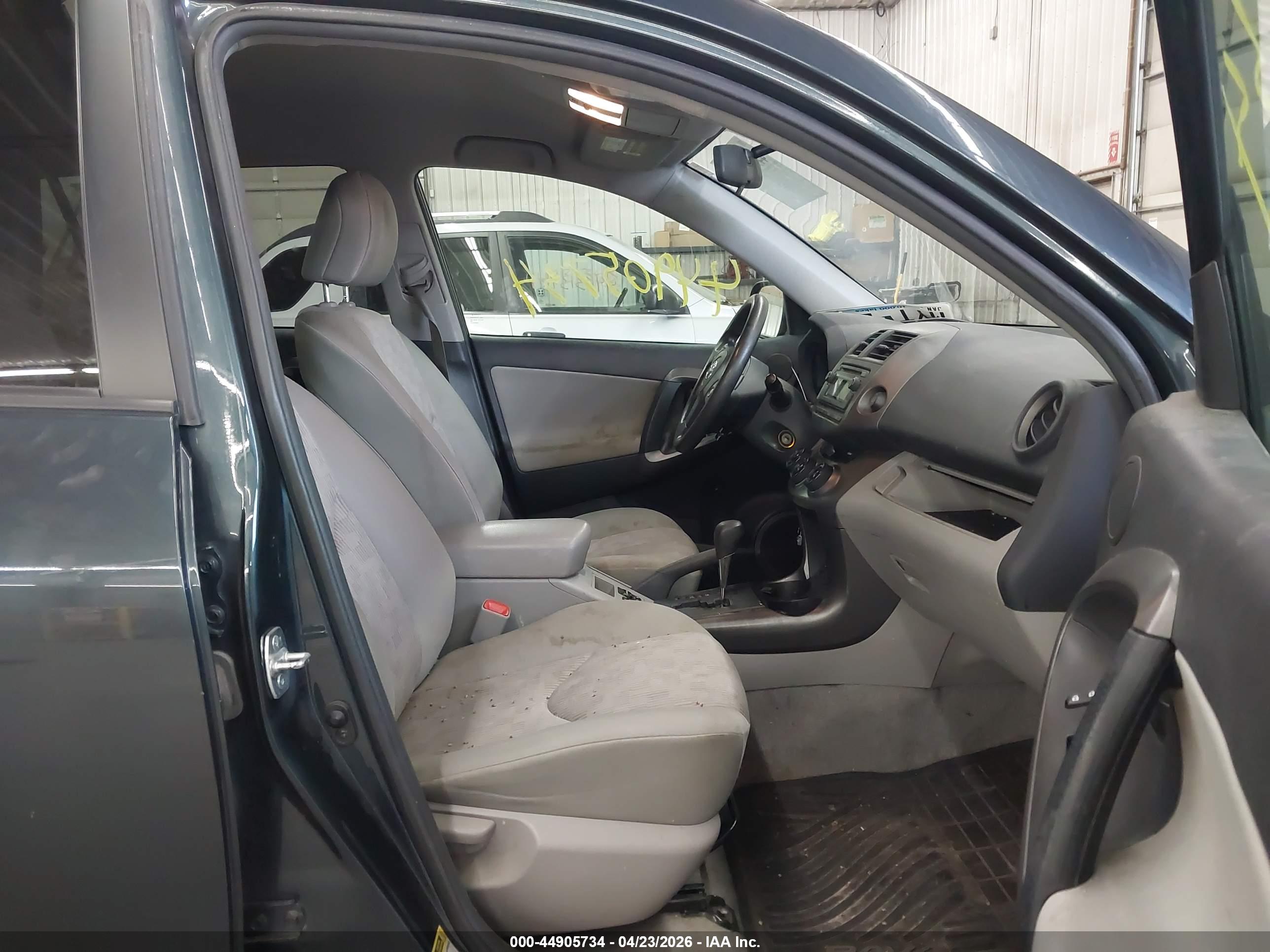 TOYOTA RAV4 image 5