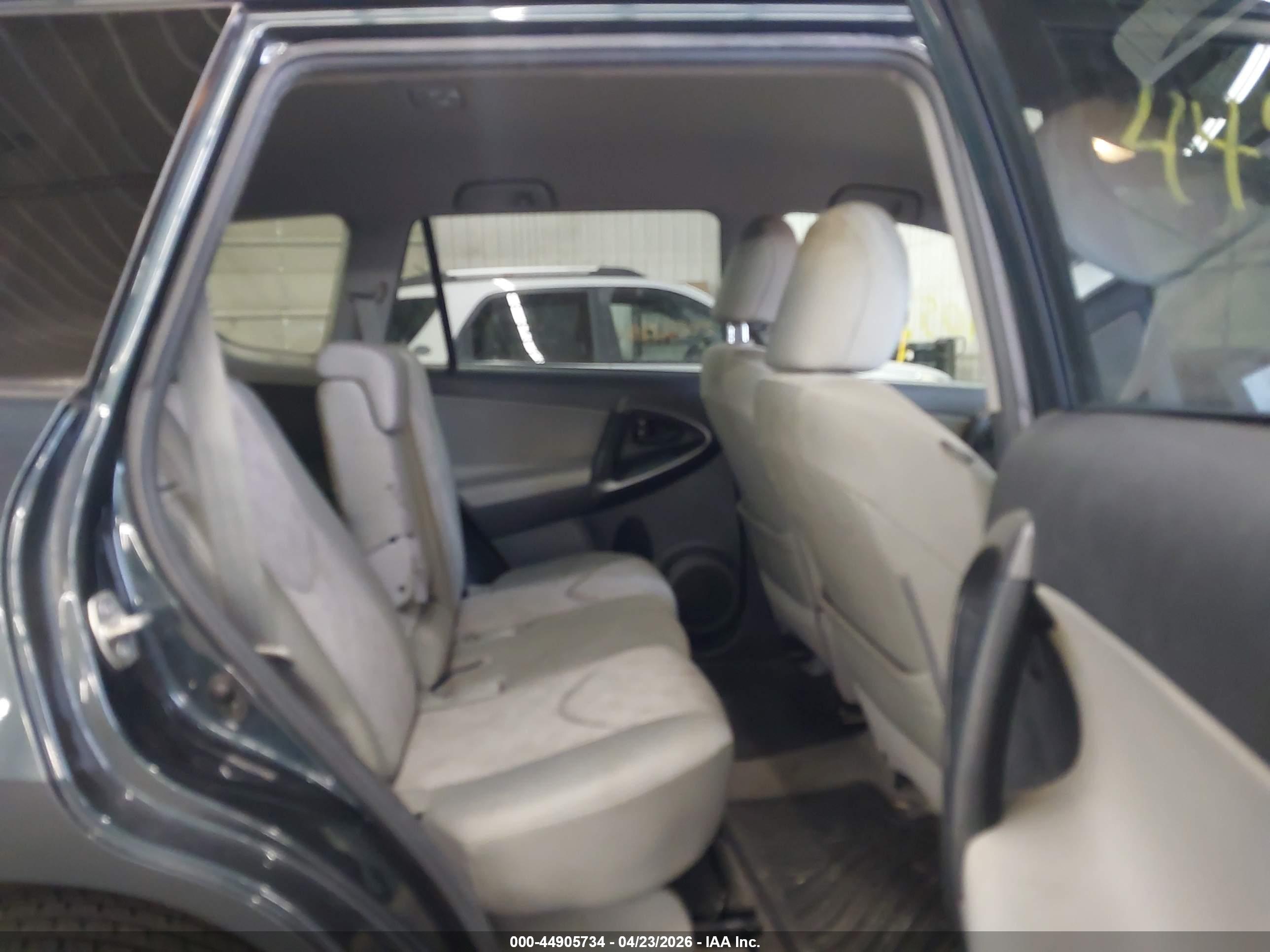TOYOTA RAV4 image 8