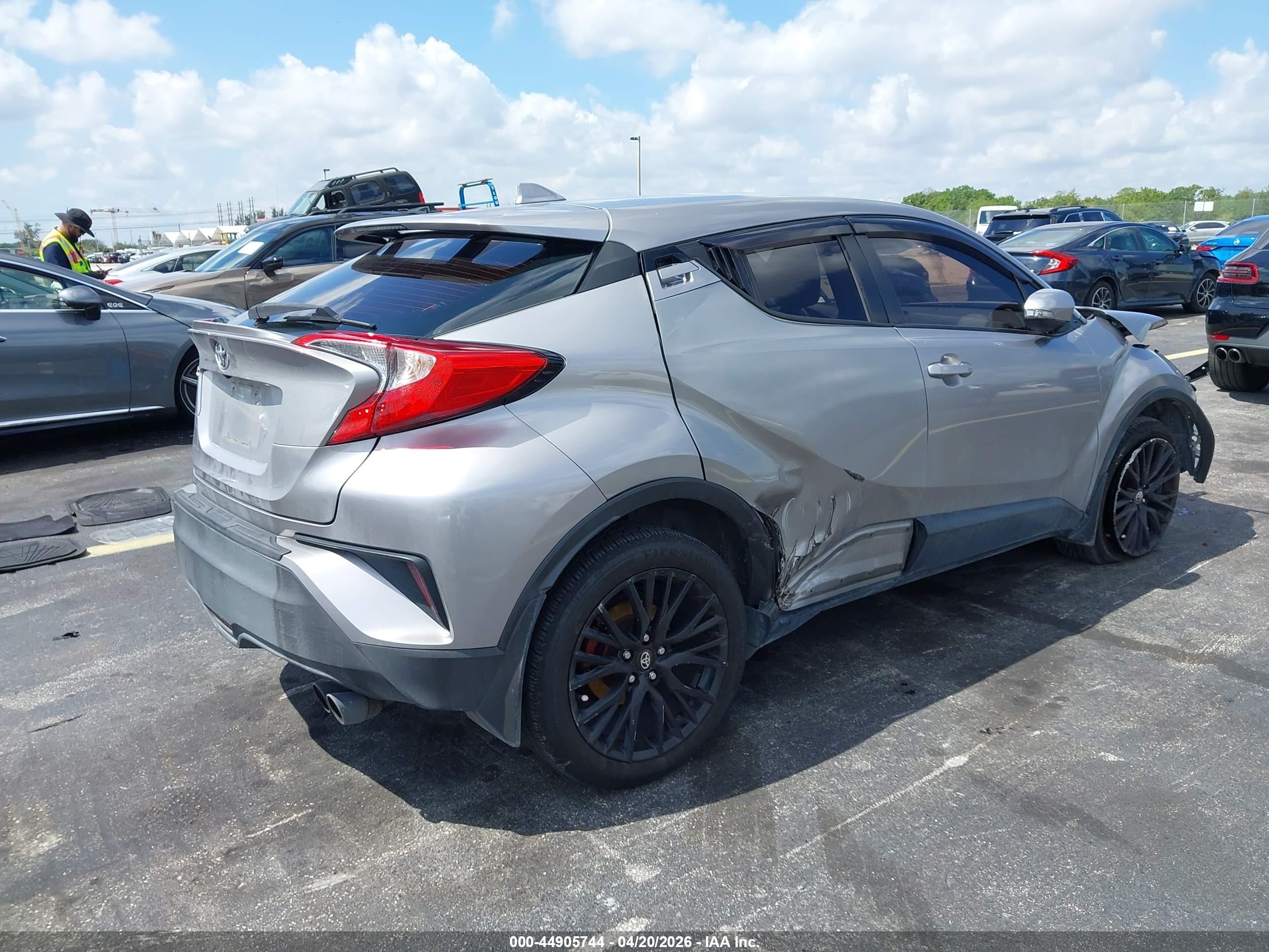TOYOTA C-HR image 4