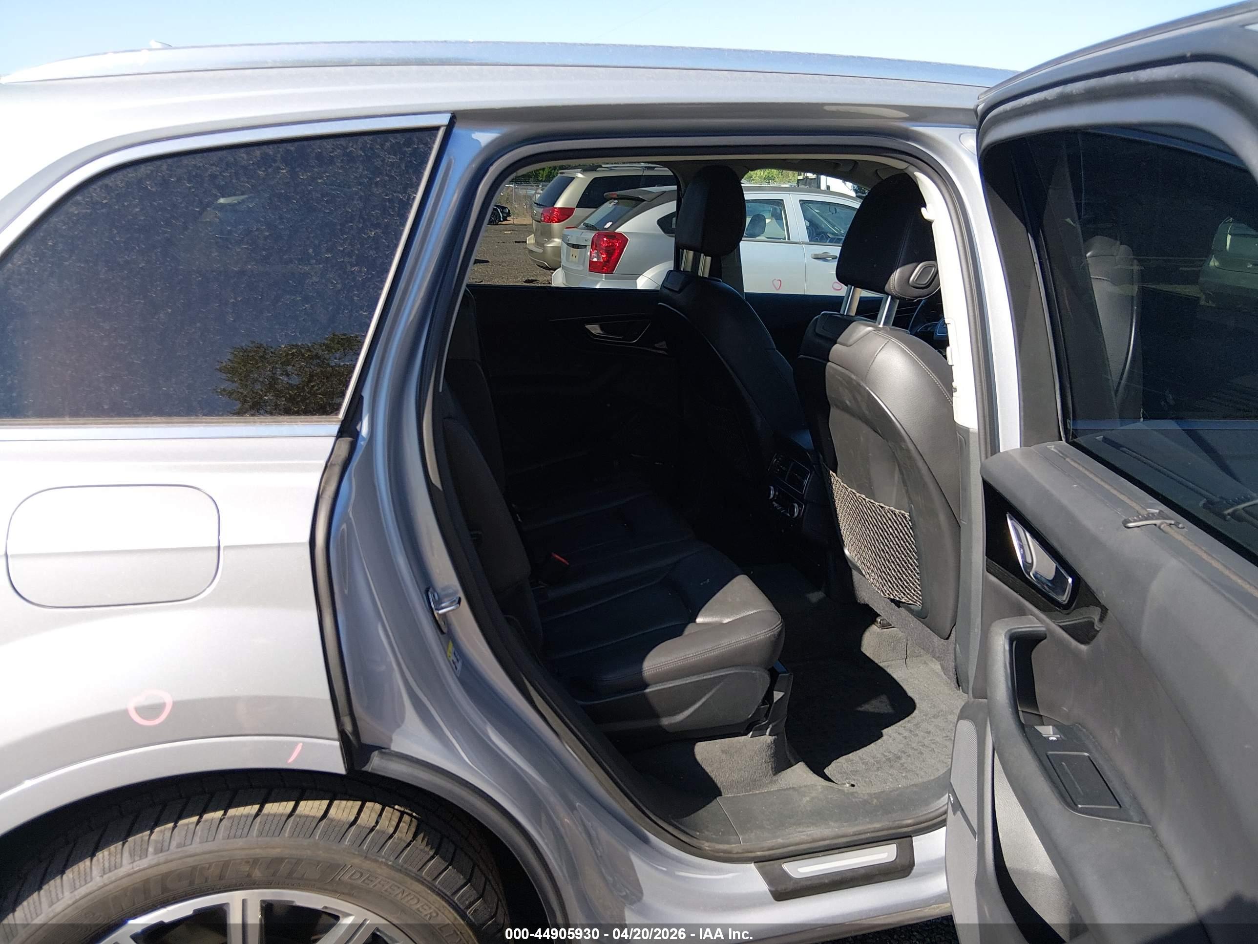 AUDI Q7 image 8