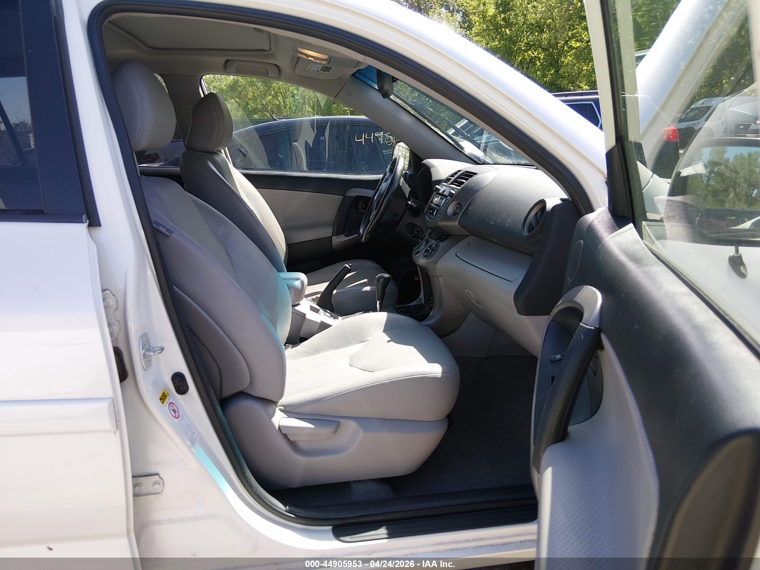TOYOTA RAV4 image 5