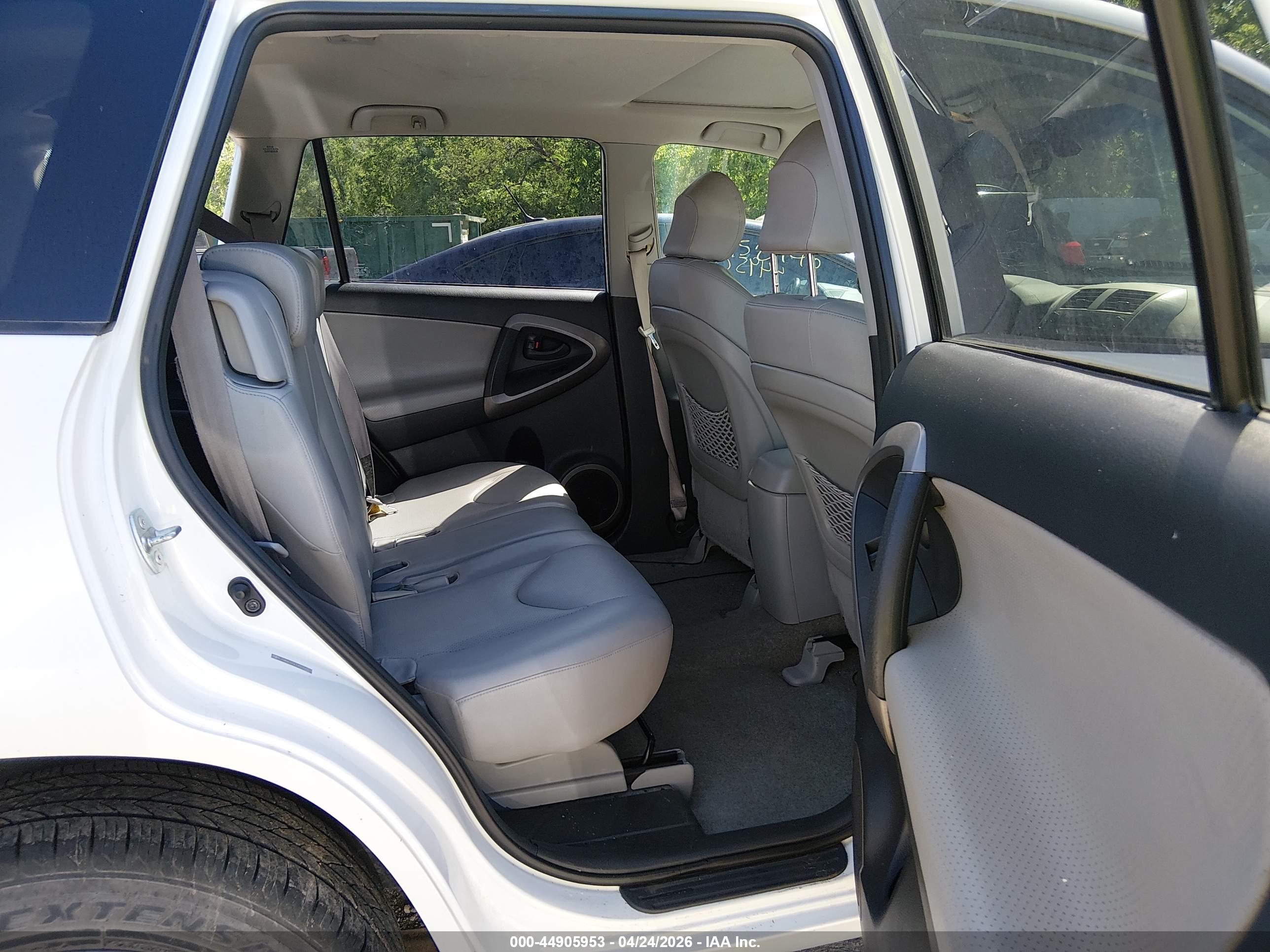 TOYOTA RAV4 image 8
