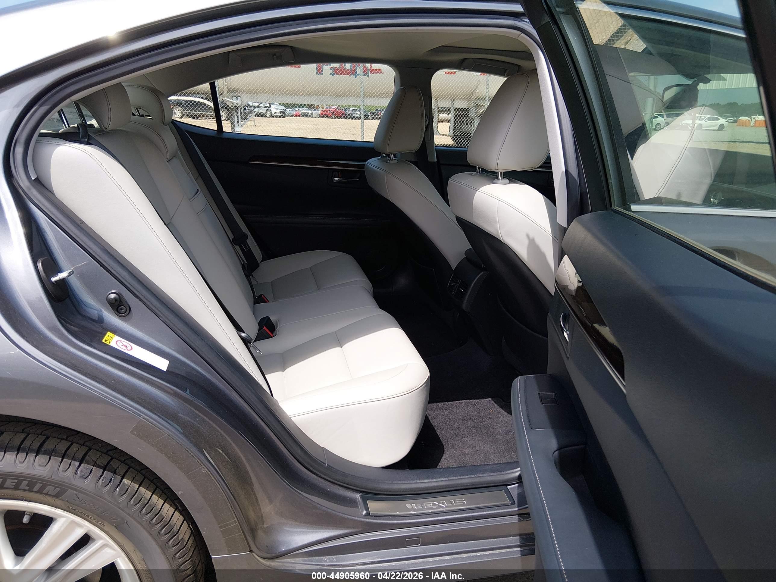 LEXUS ES image 8