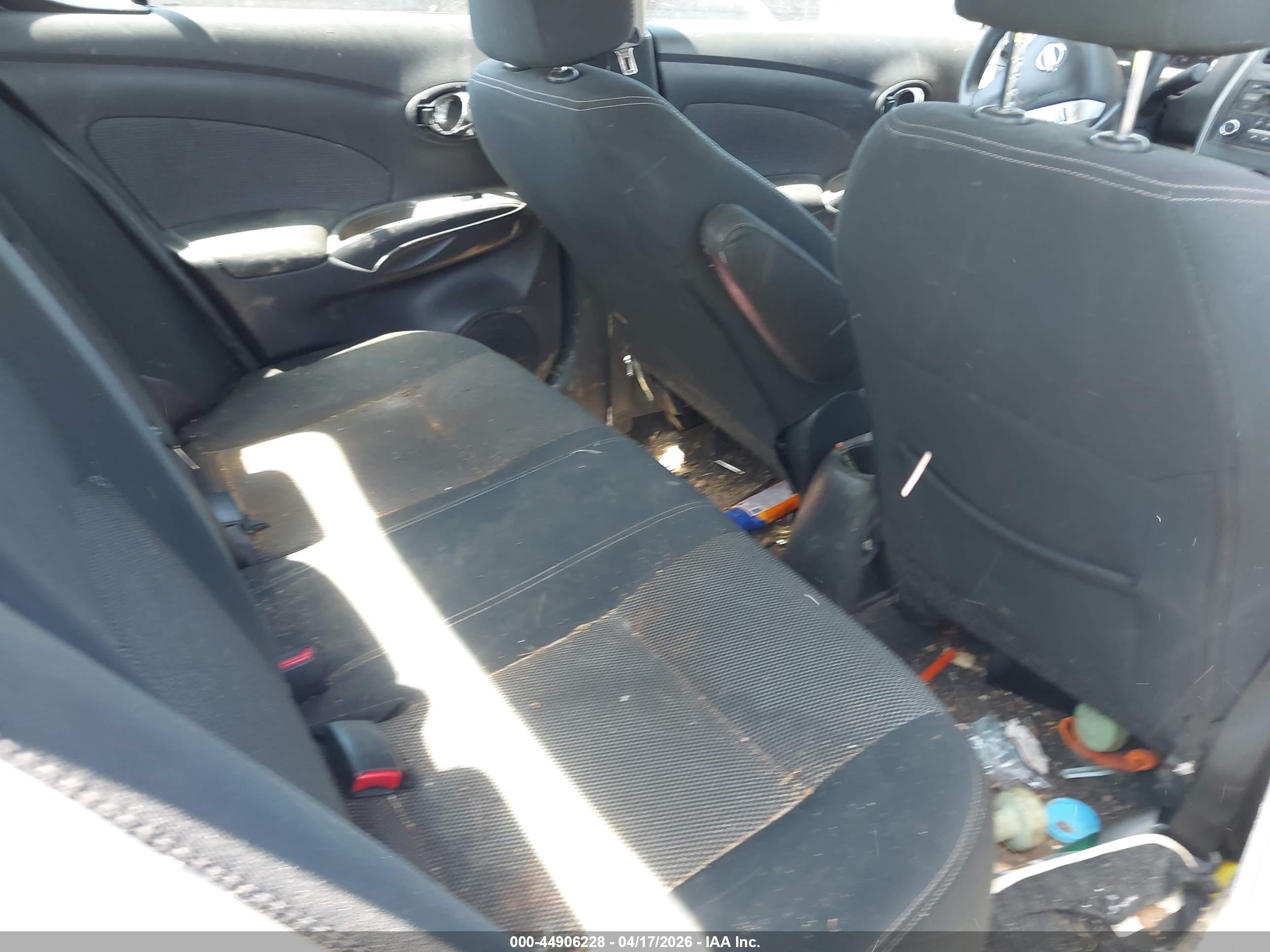 NISSAN VERSA image 8