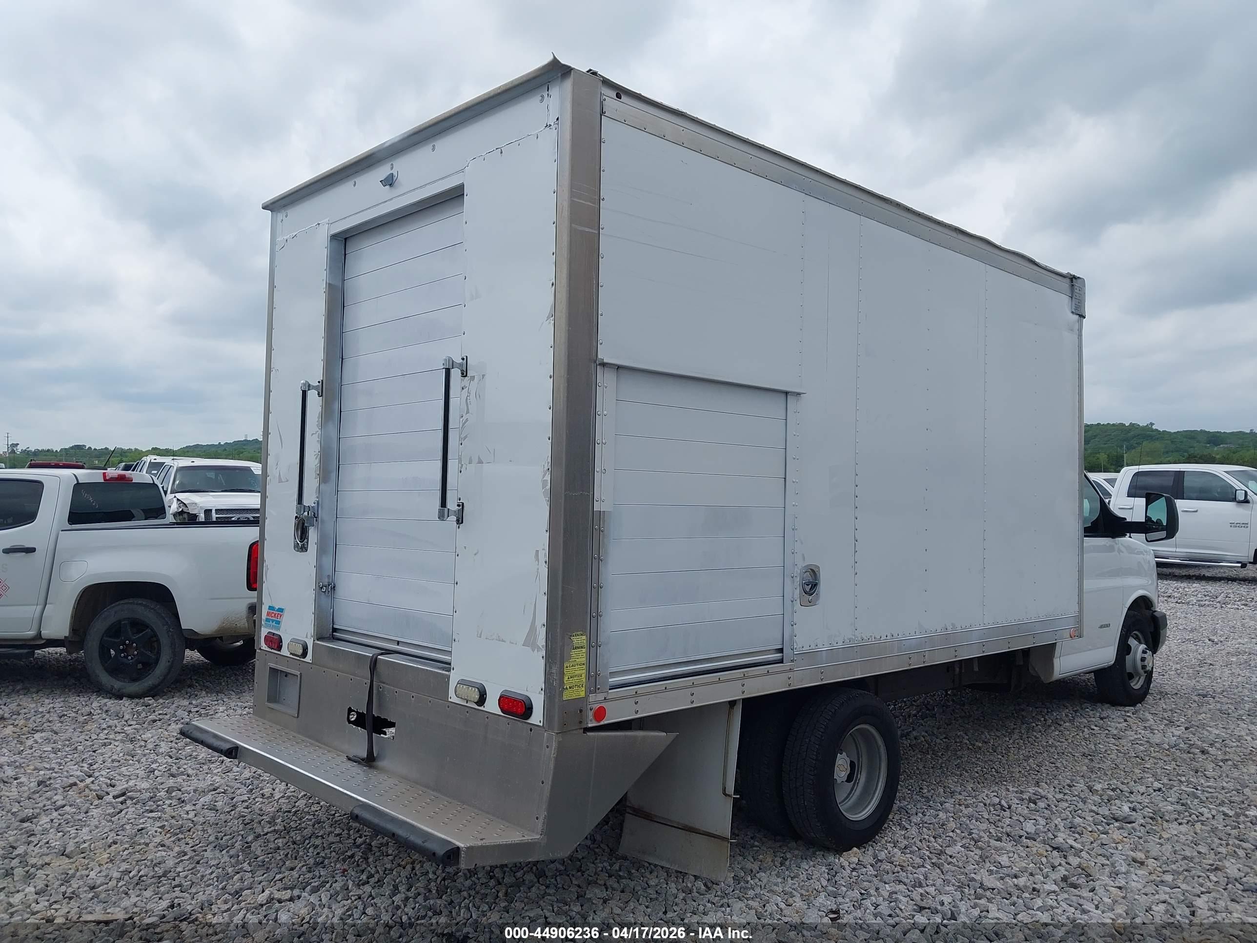CHEVROLET EXPRESS image 4