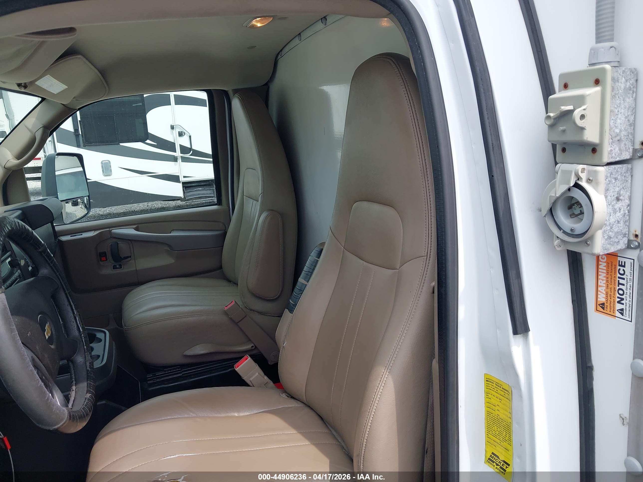 CHEVROLET EXPRESS image 7