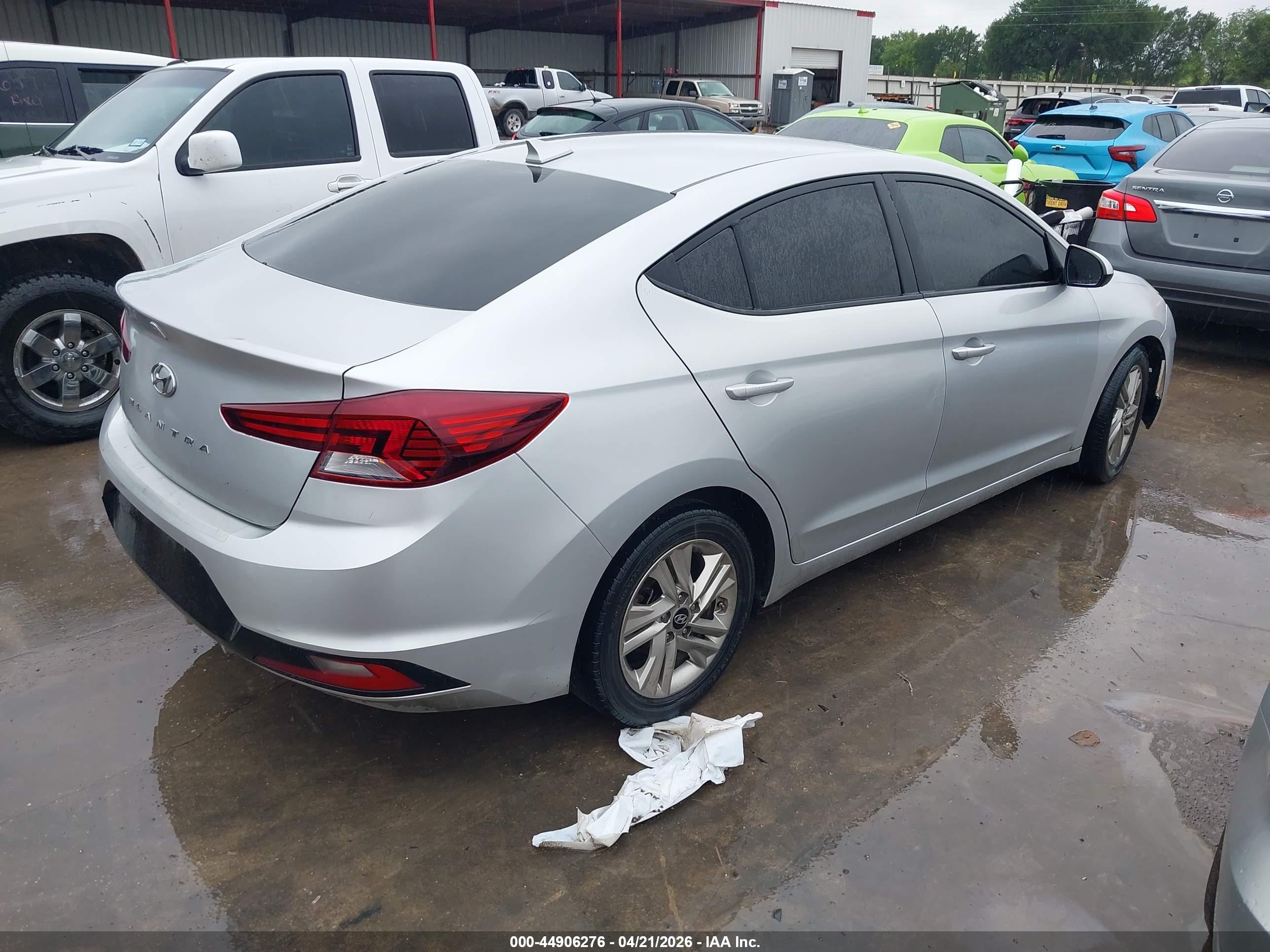 HYUNDAI ELANTRA image 4