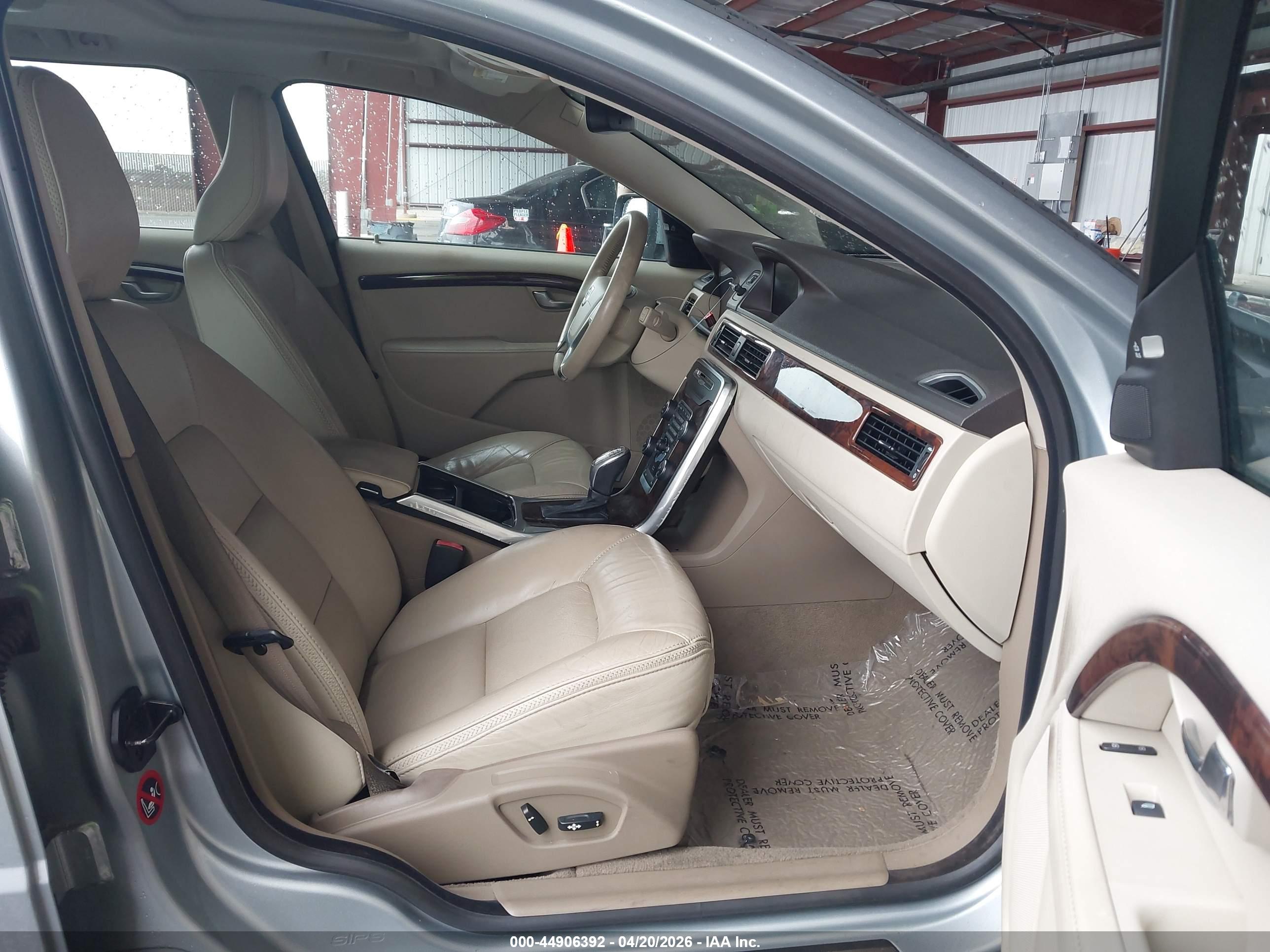 VOLVO XC70 image 5