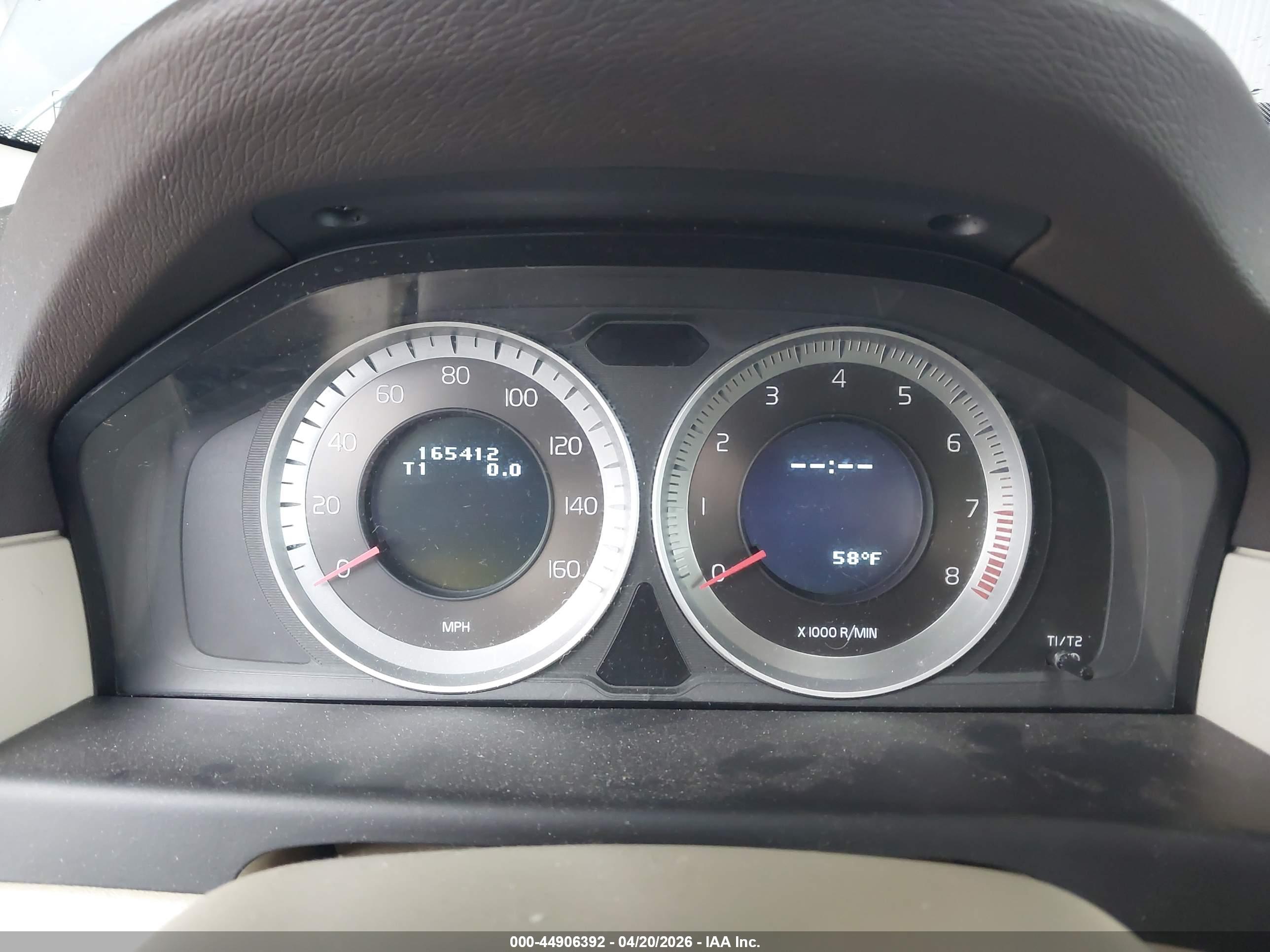 VOLVO XC70 image 7