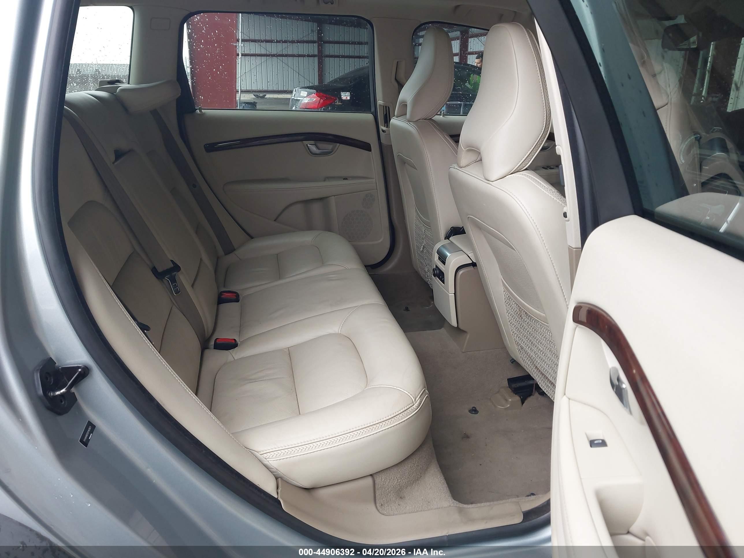 VOLVO XC70 image 8