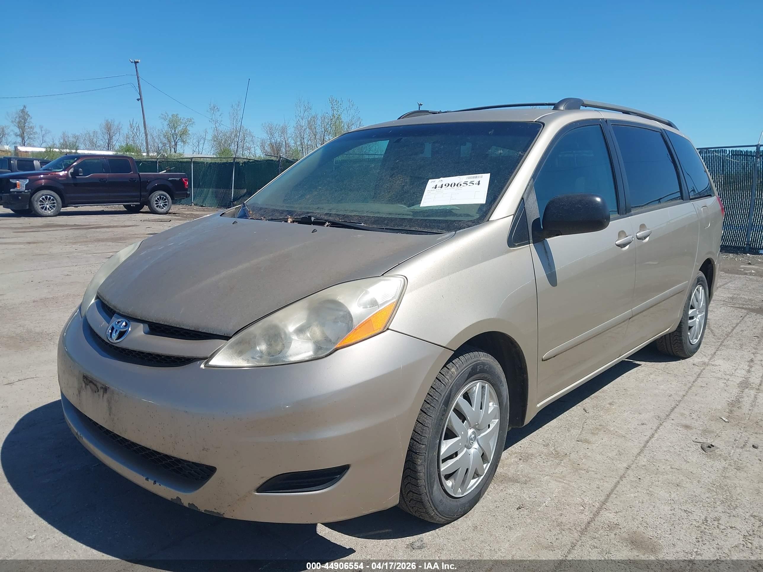 TOYOTA SIENNA image 2