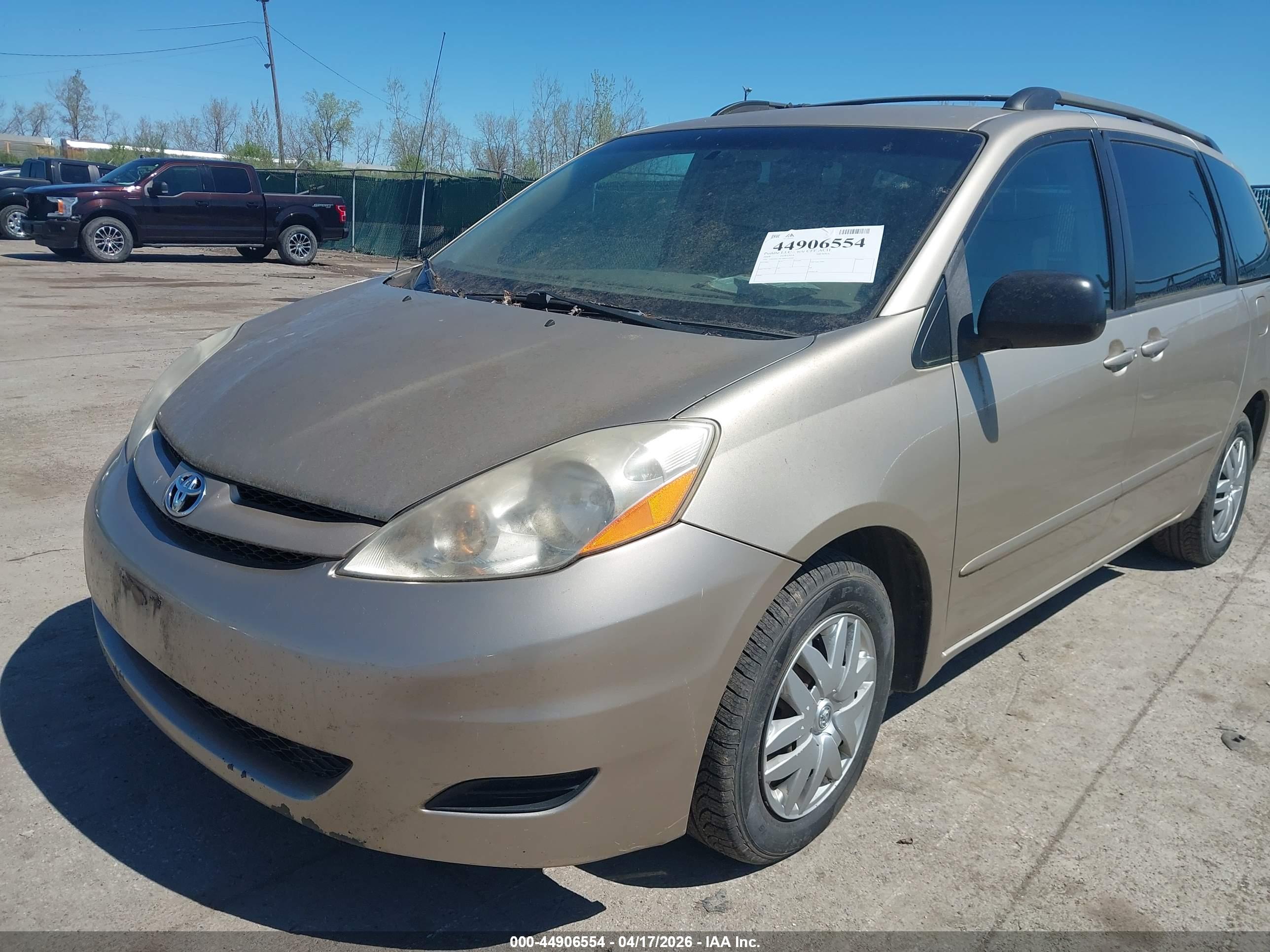 TOYOTA SIENNA image 6