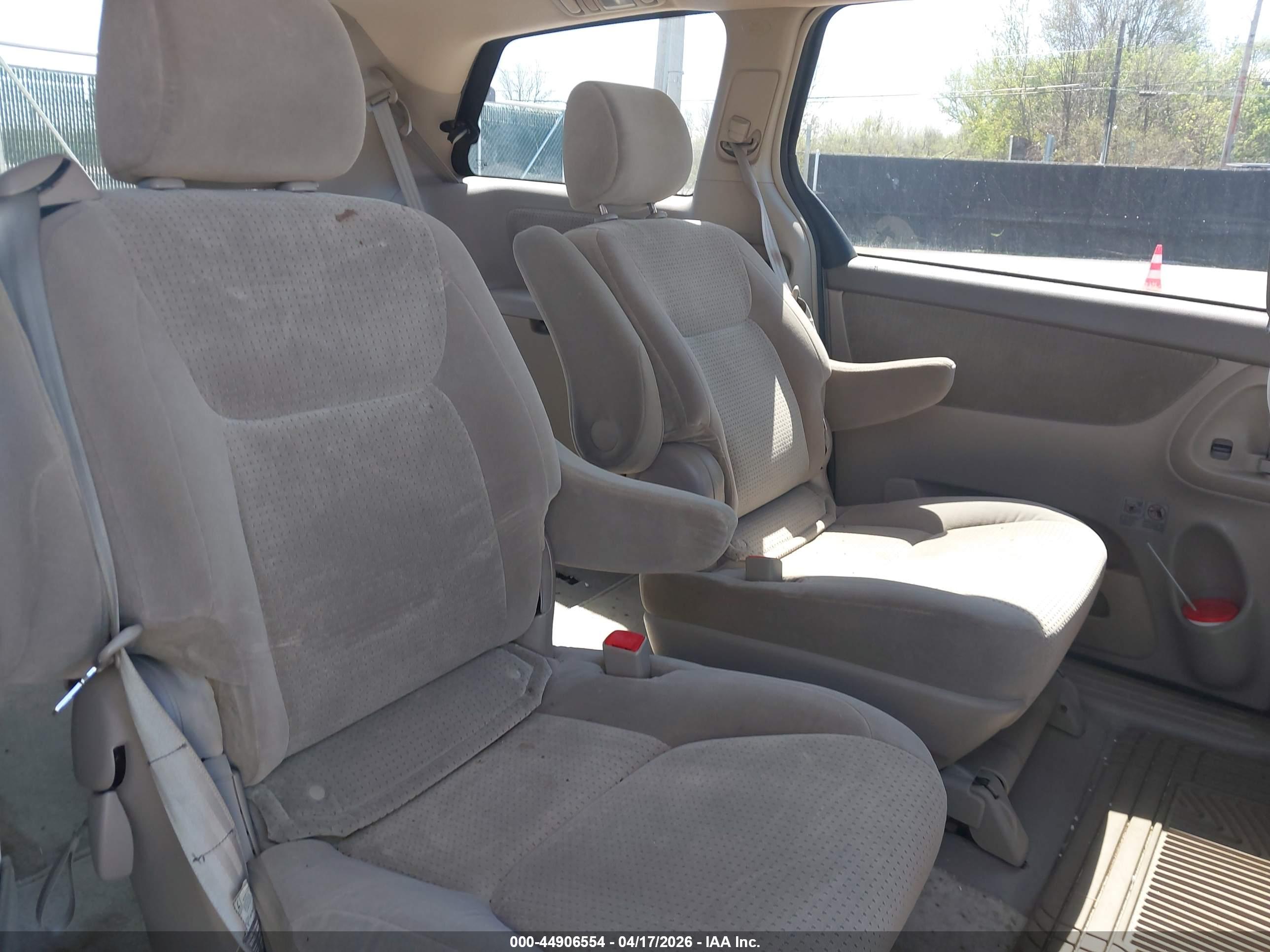 TOYOTA SIENNA image 8