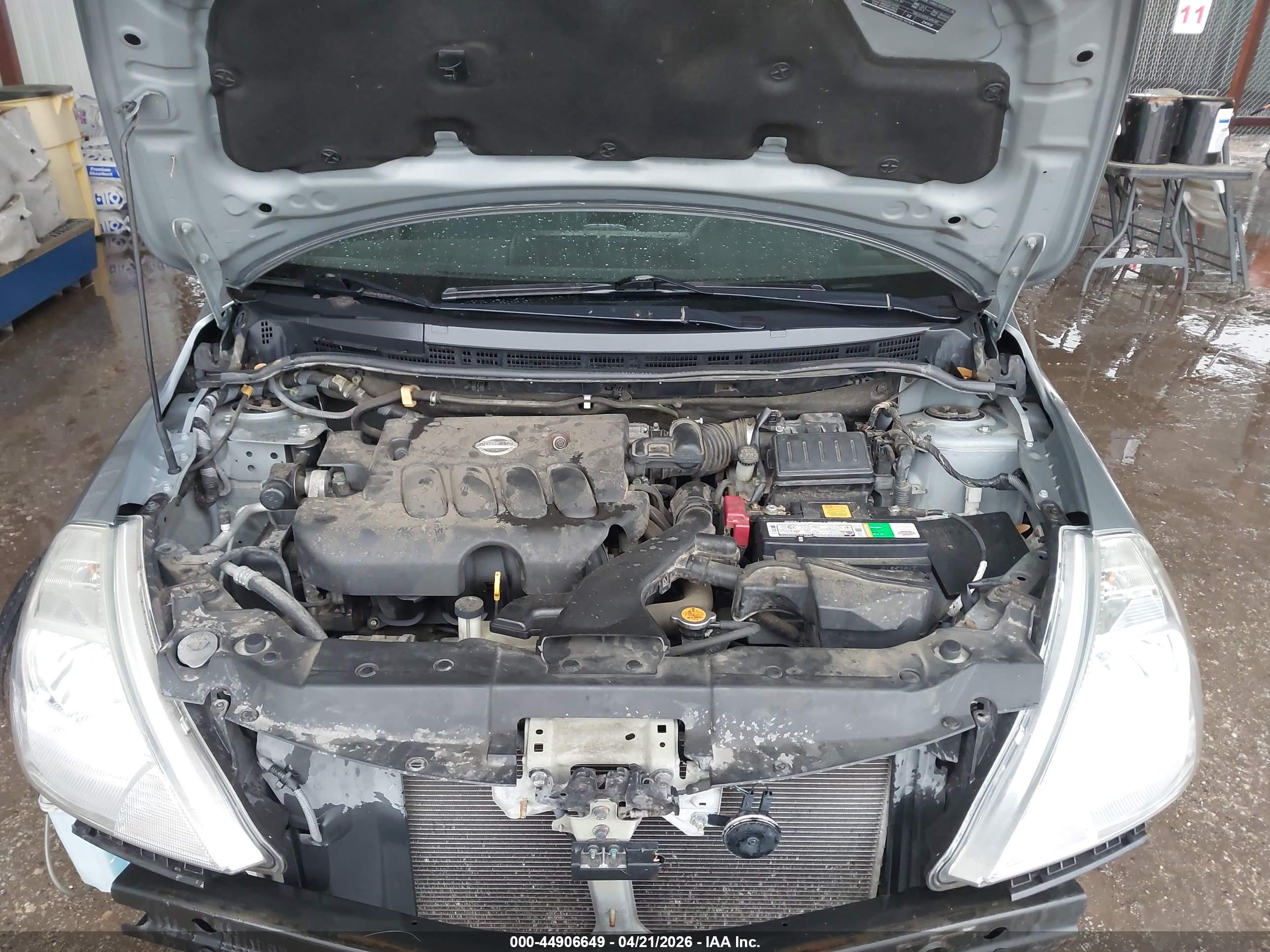 NISSAN VERSA image 10