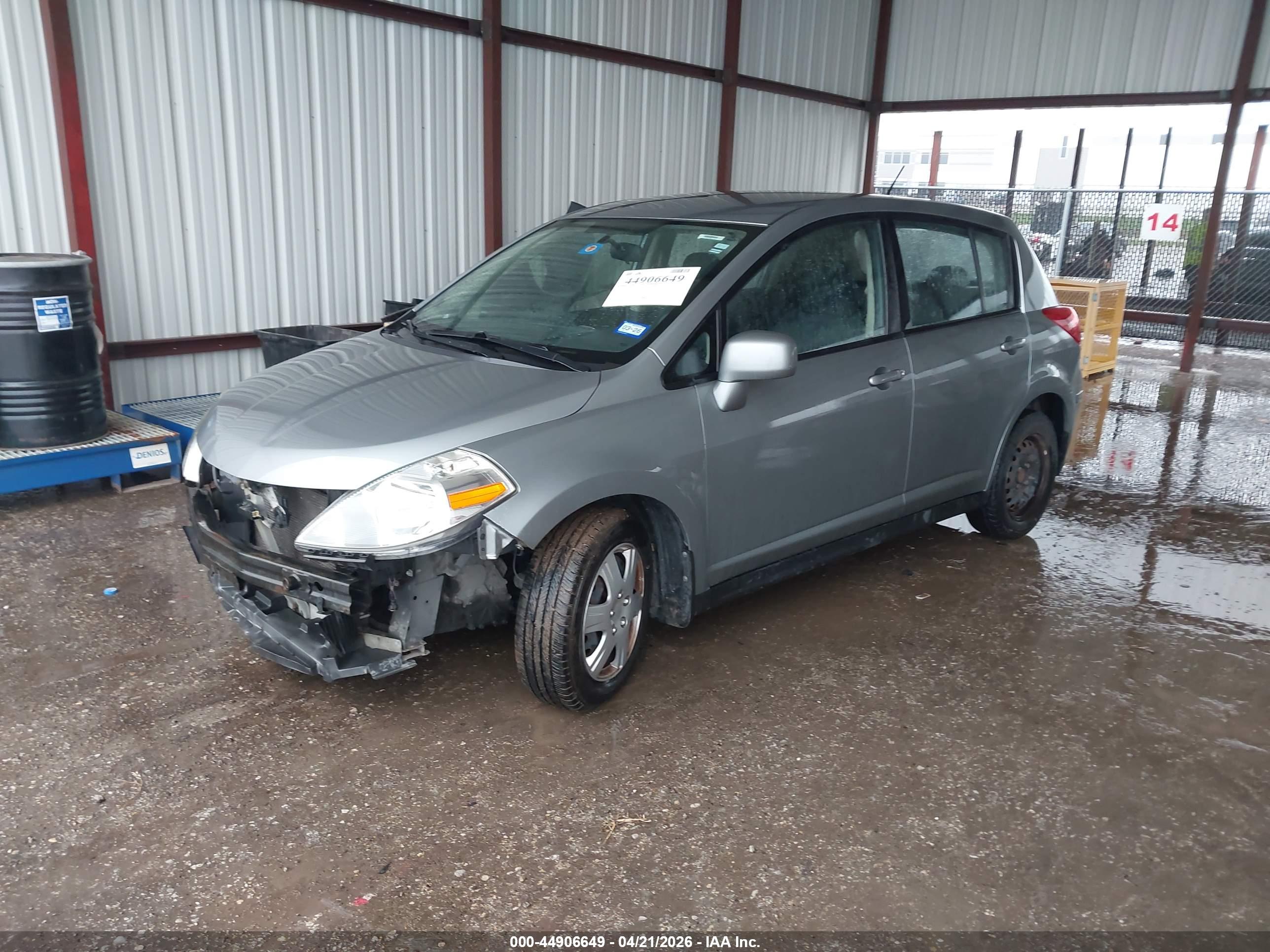 NISSAN VERSA image 2