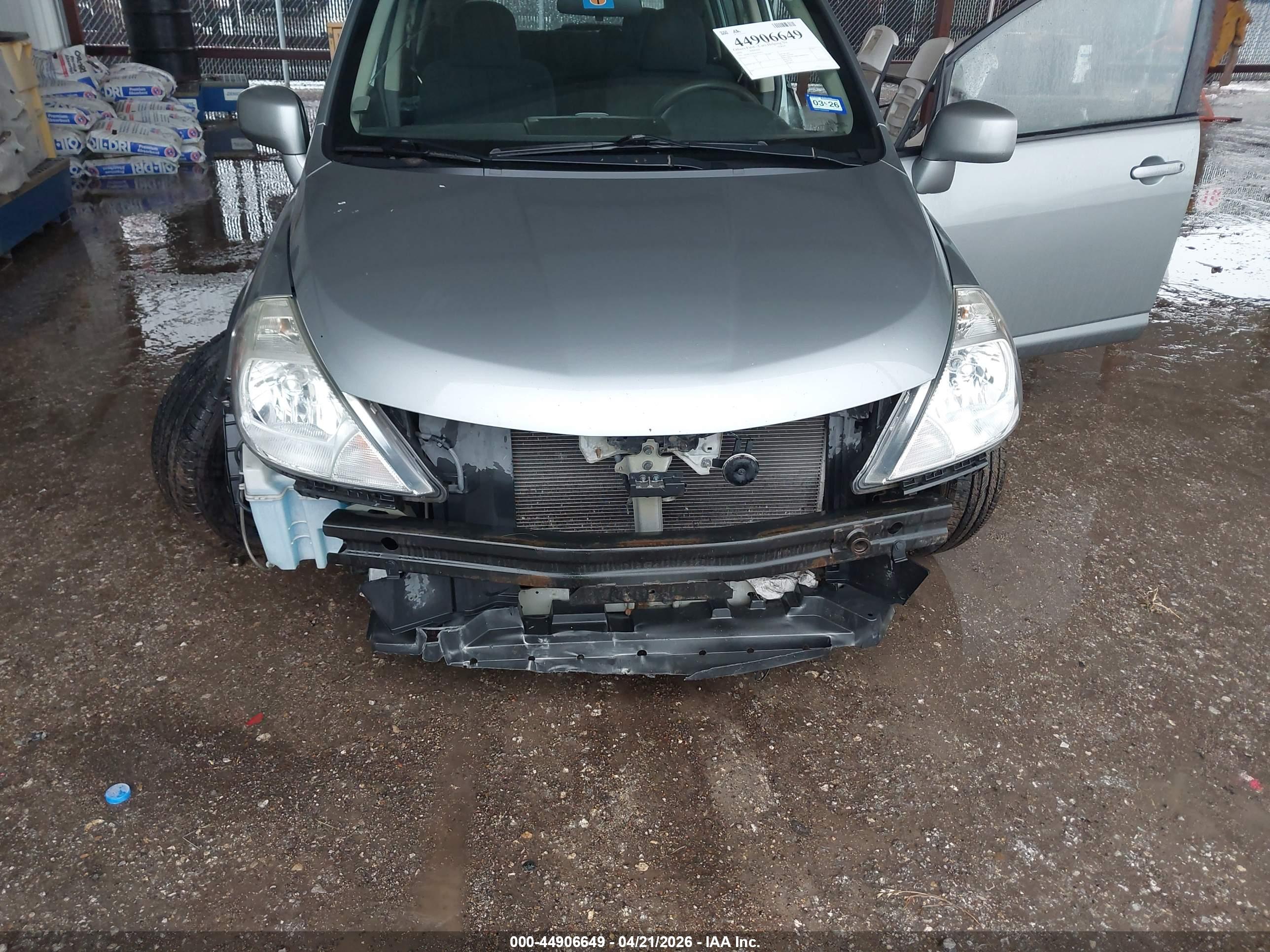 NISSAN VERSA image 6