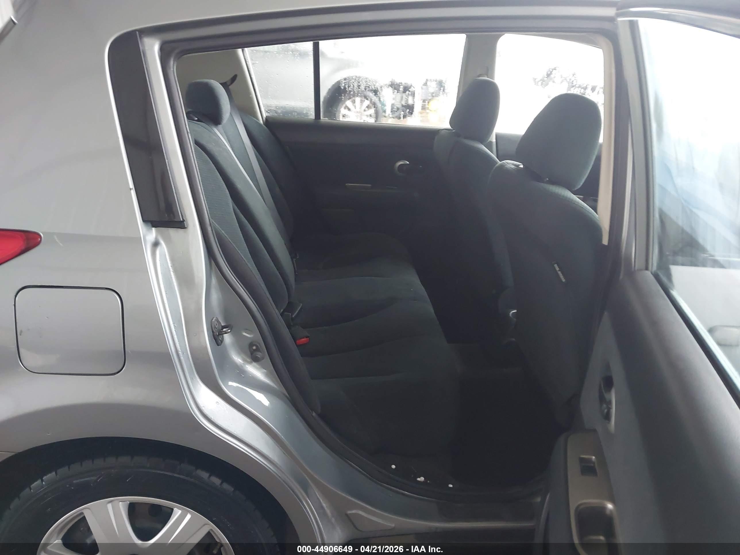 NISSAN VERSA image 8