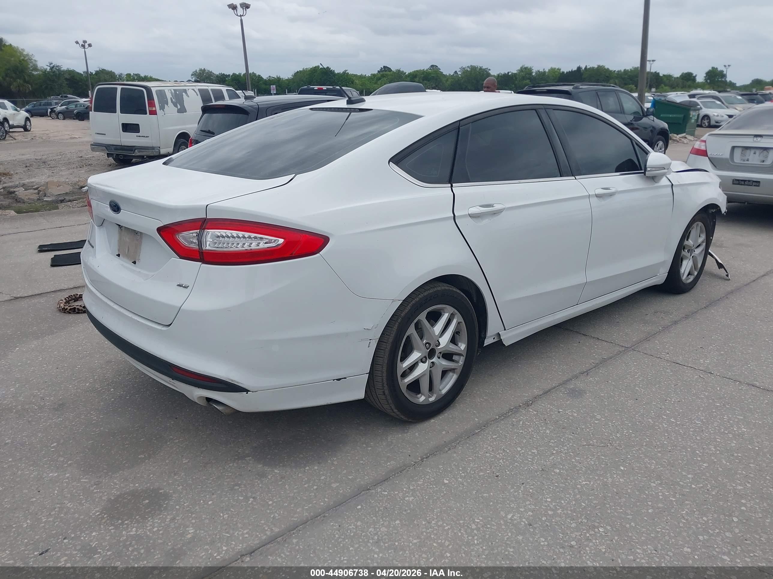 FORD FUSION image 4