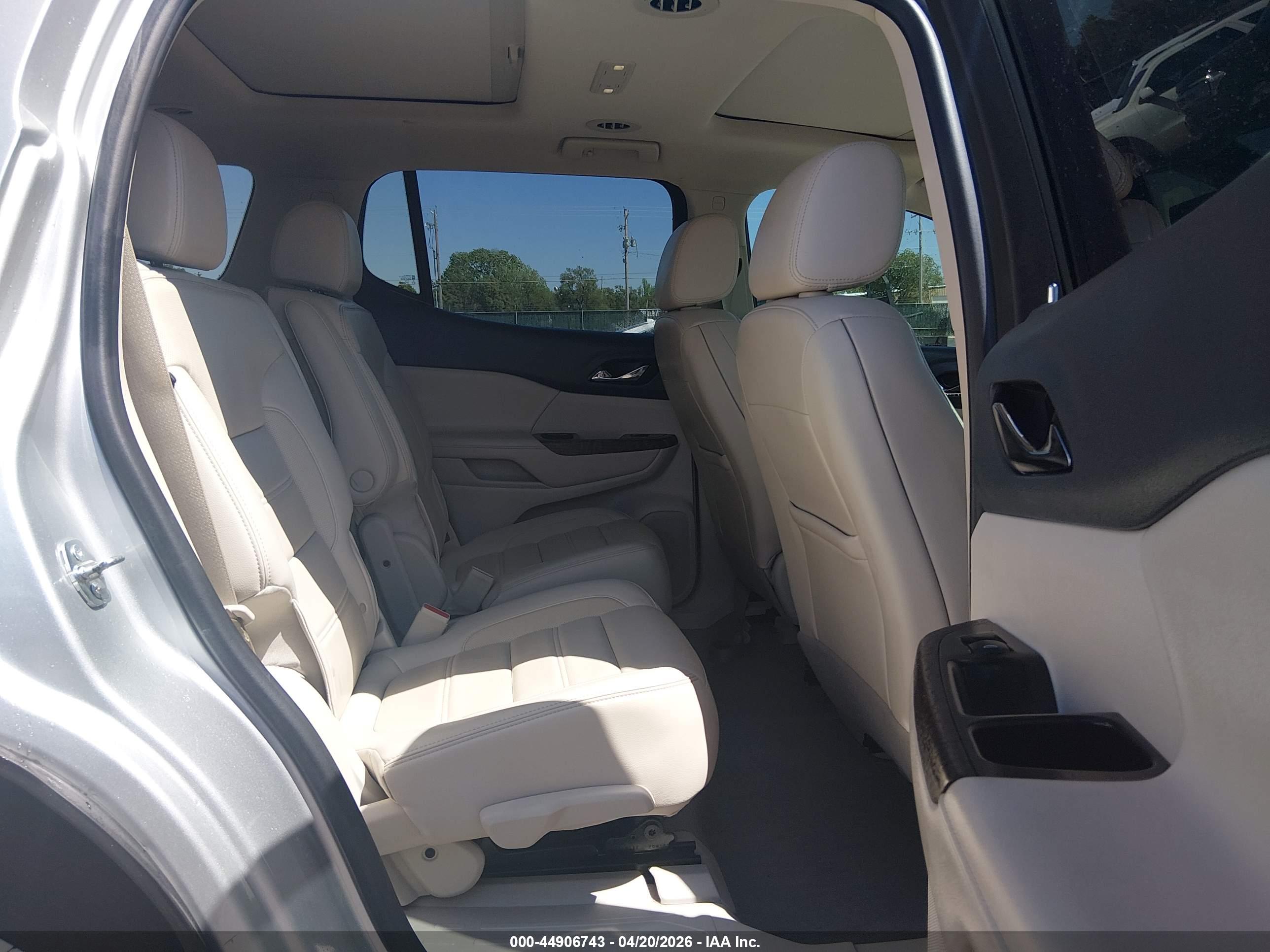 GMC ACADIA image 8