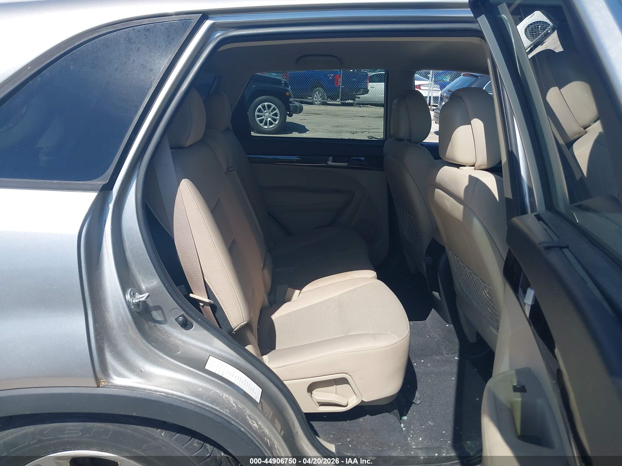 KIA SORENTO image 8