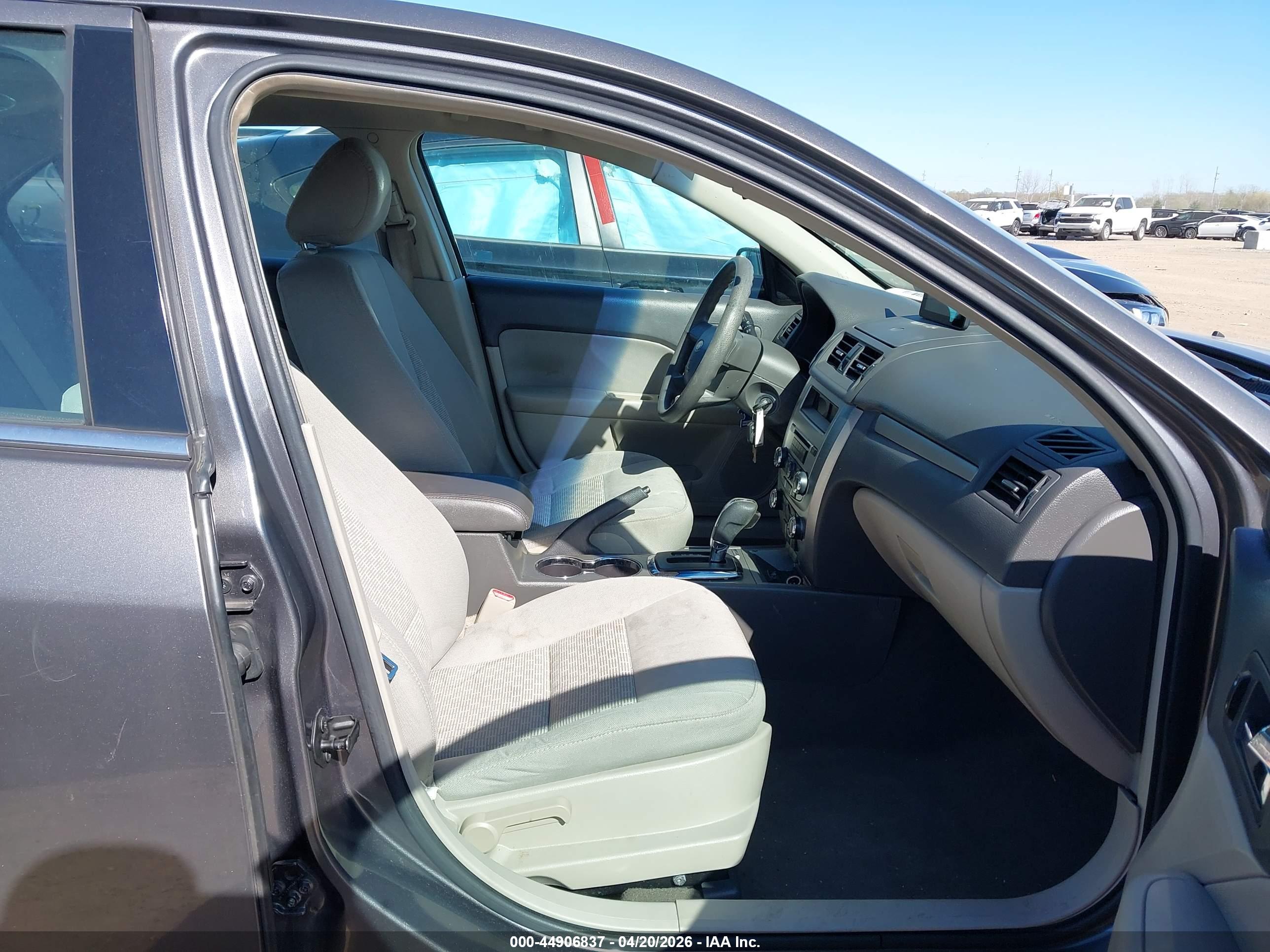 FORD FUSION image 5