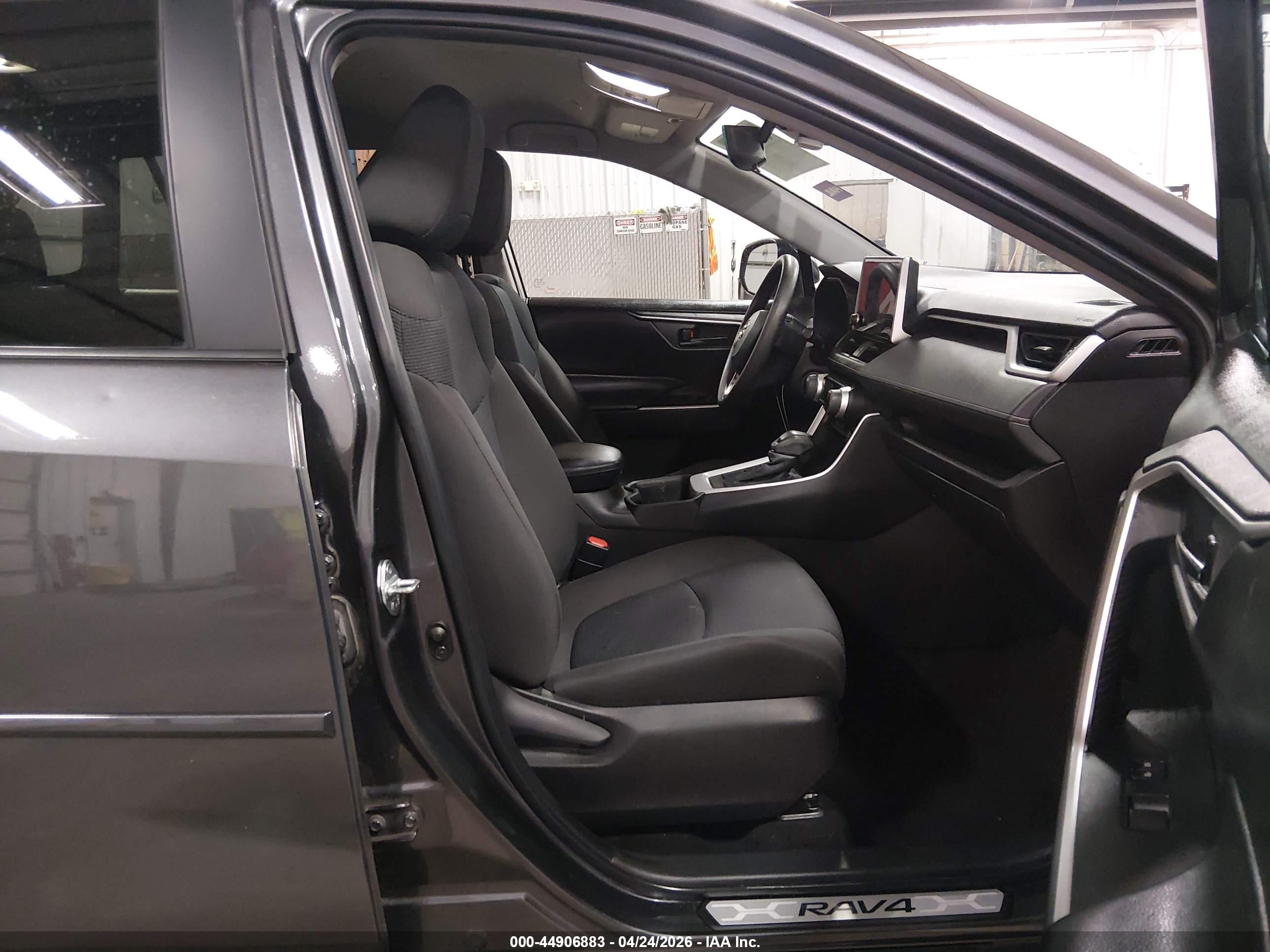 TOYOTA RAV4 image 5