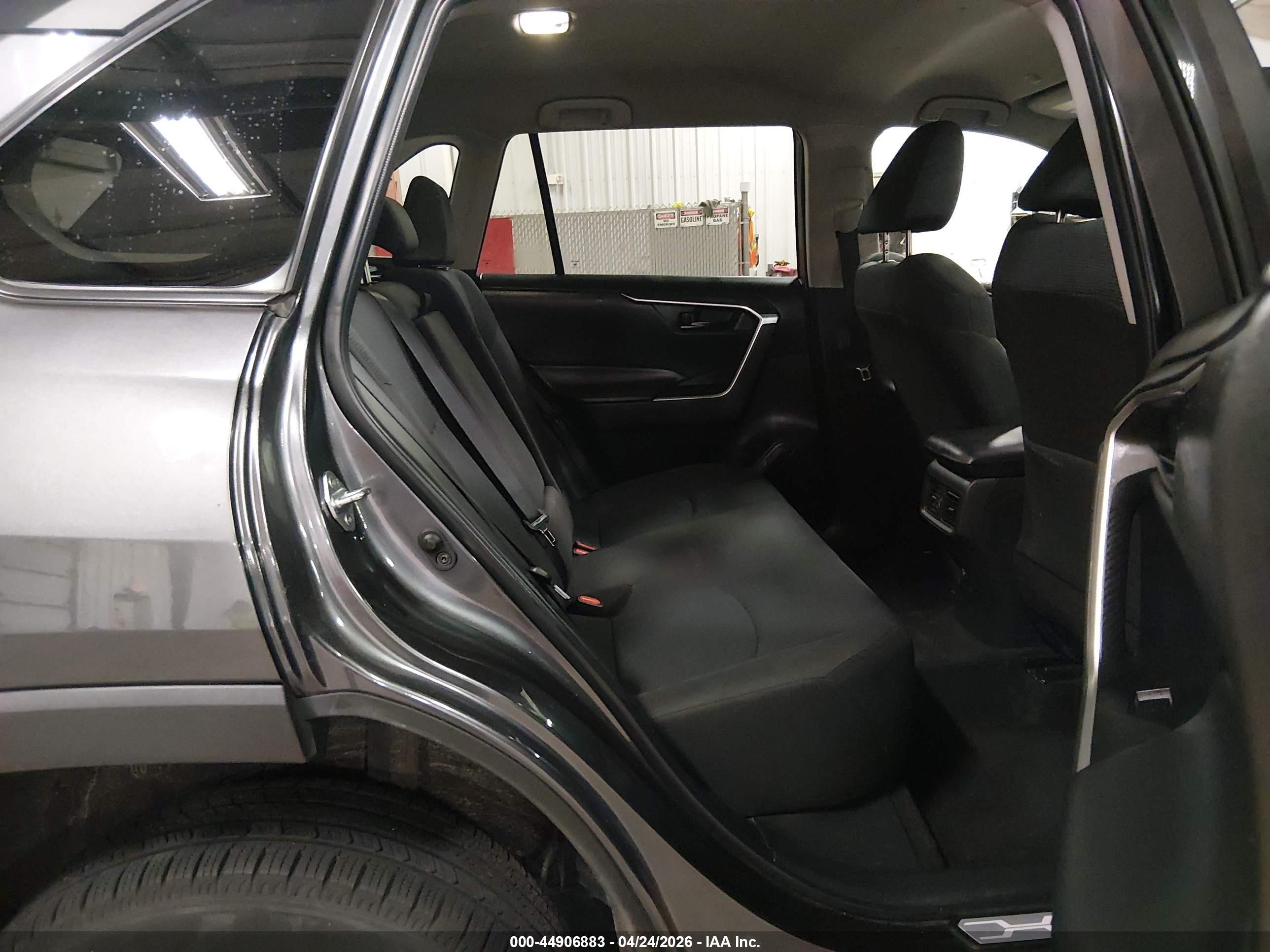 TOYOTA RAV4 image 8