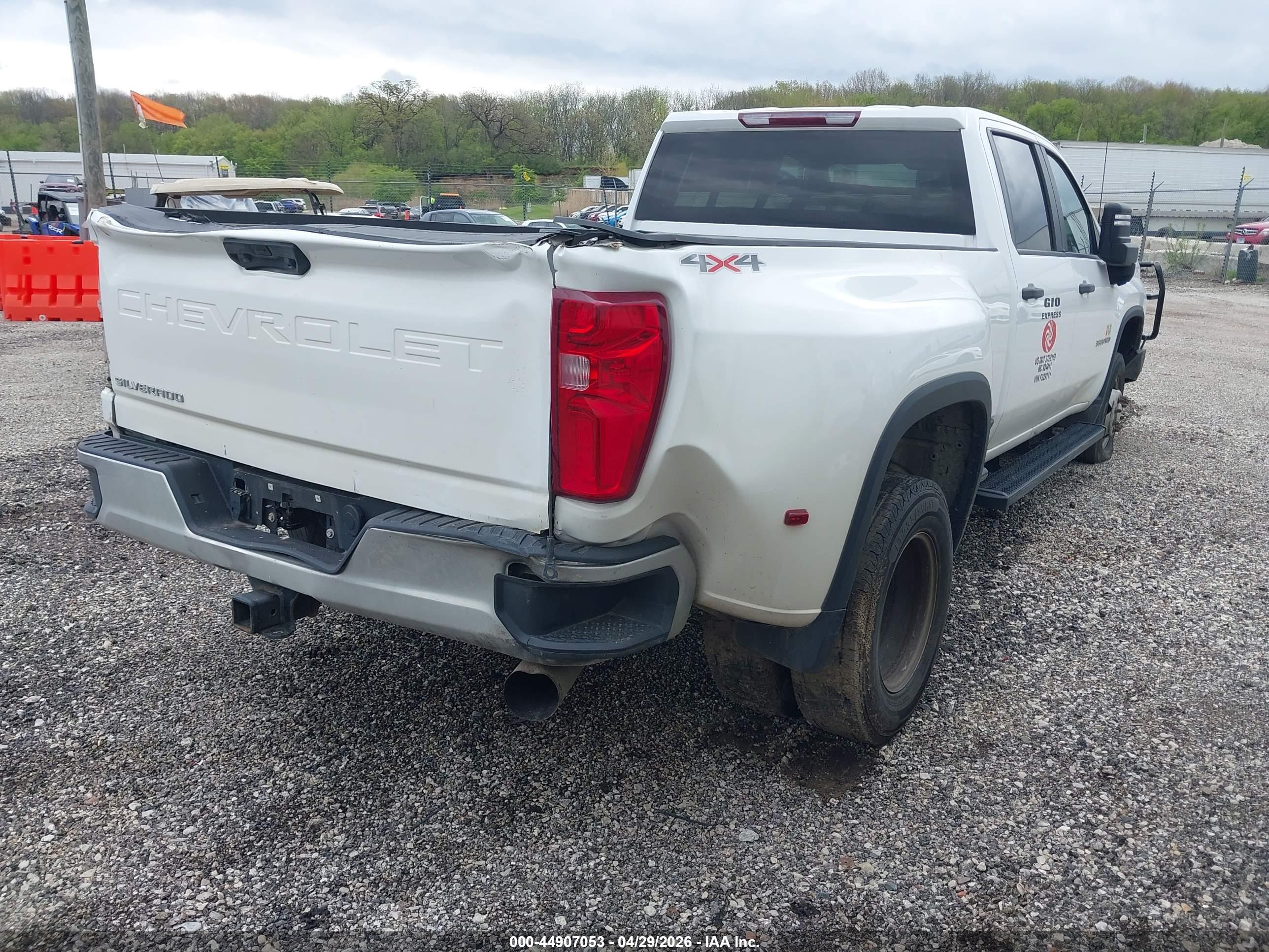 CHEVROLET SILVERADO image 4