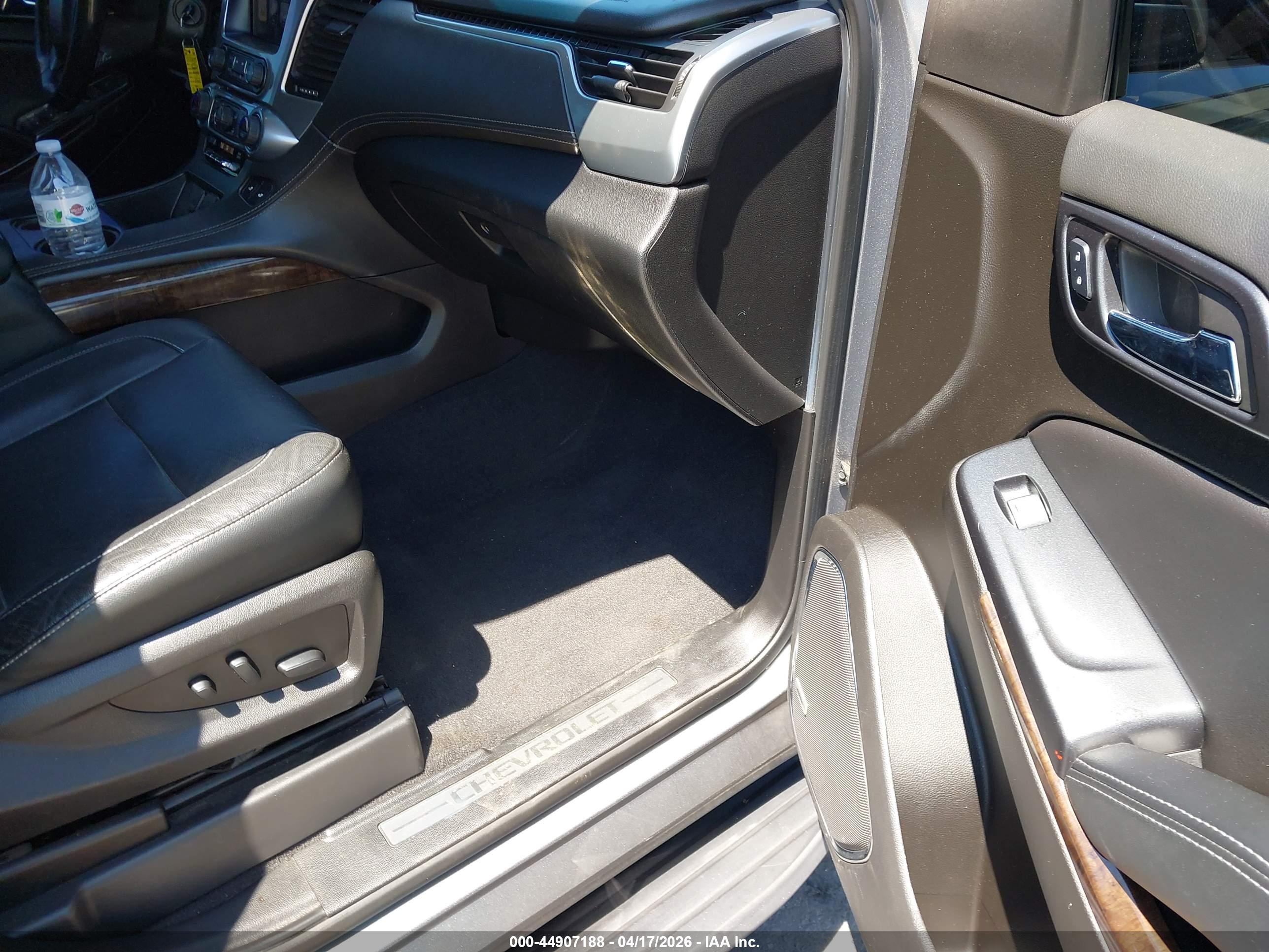 CHEVROLET SUBURBAN image 5
