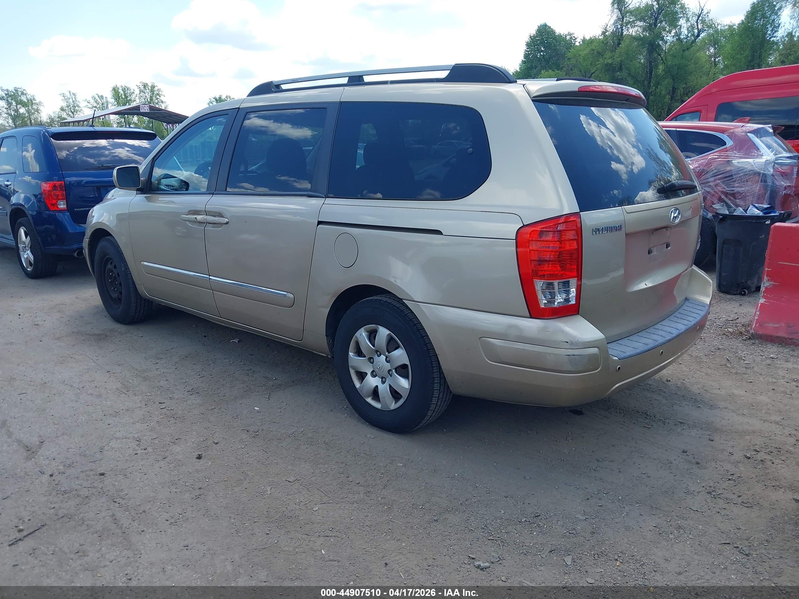 HYUNDAI ENTOURAGE image 3