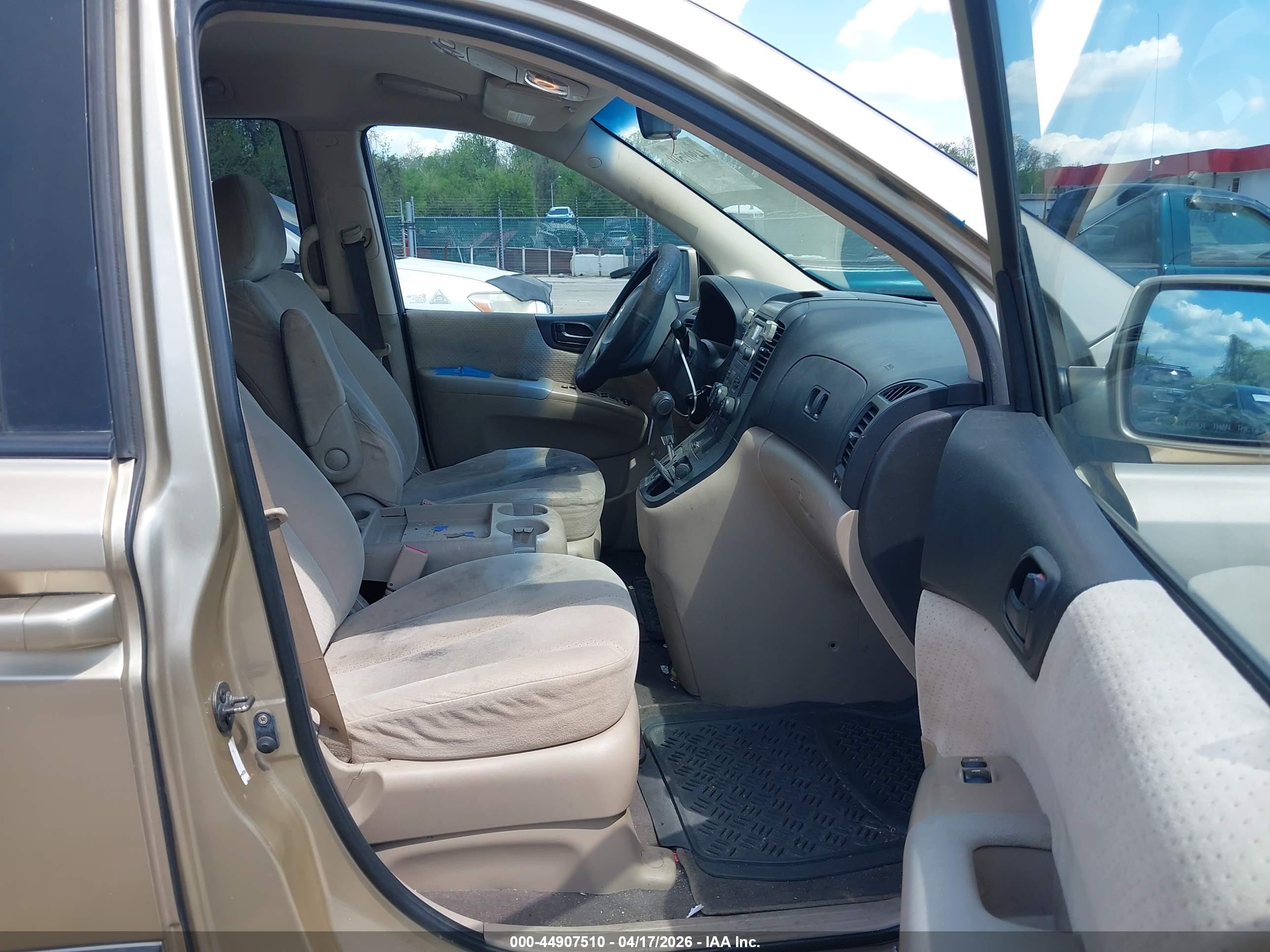 HYUNDAI ENTOURAGE image 5