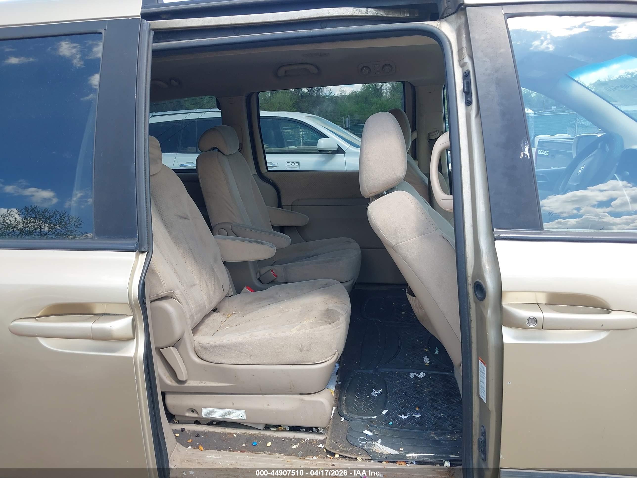 HYUNDAI ENTOURAGE image 8