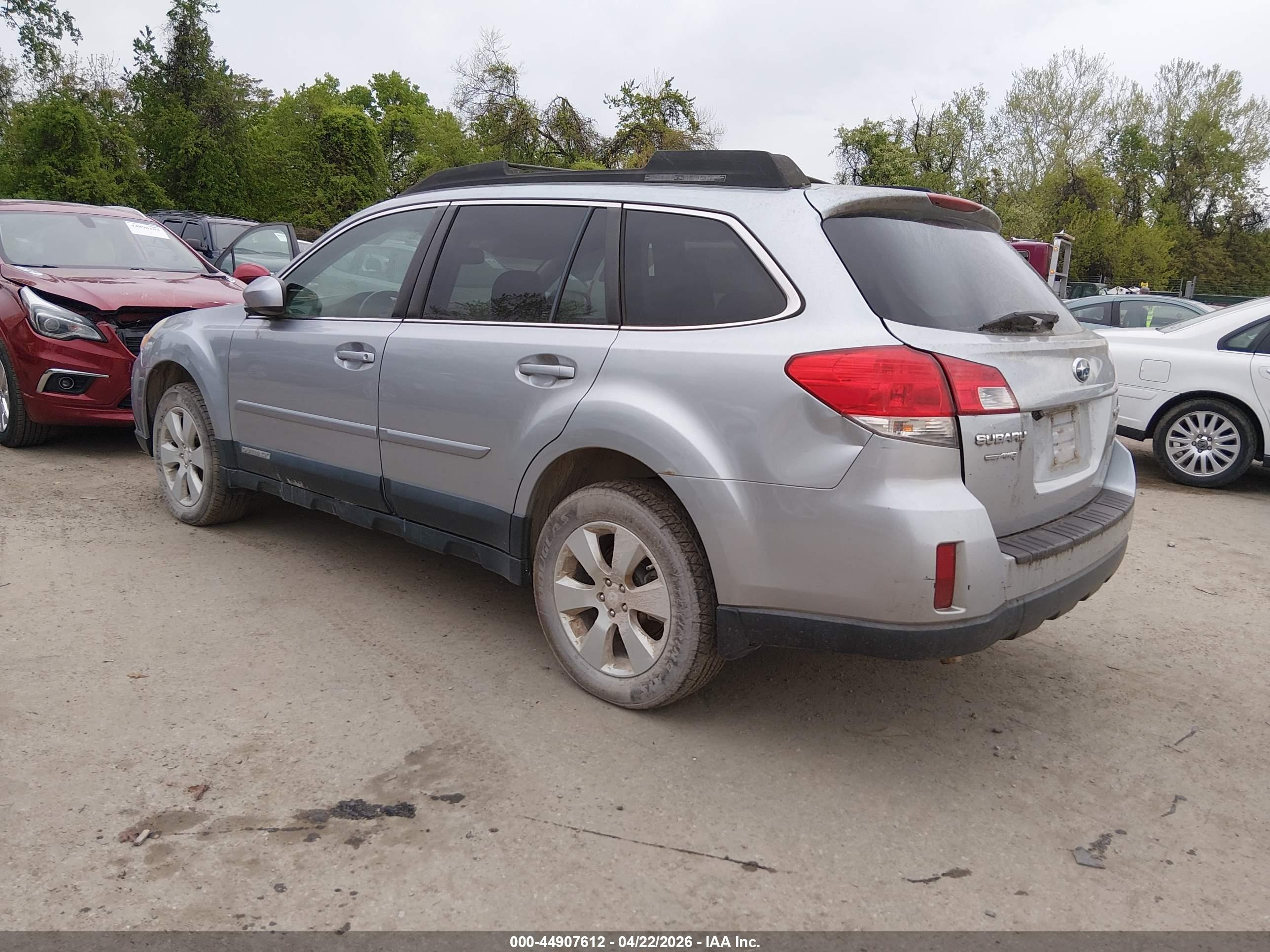 SUBARU OUTBACK image 3