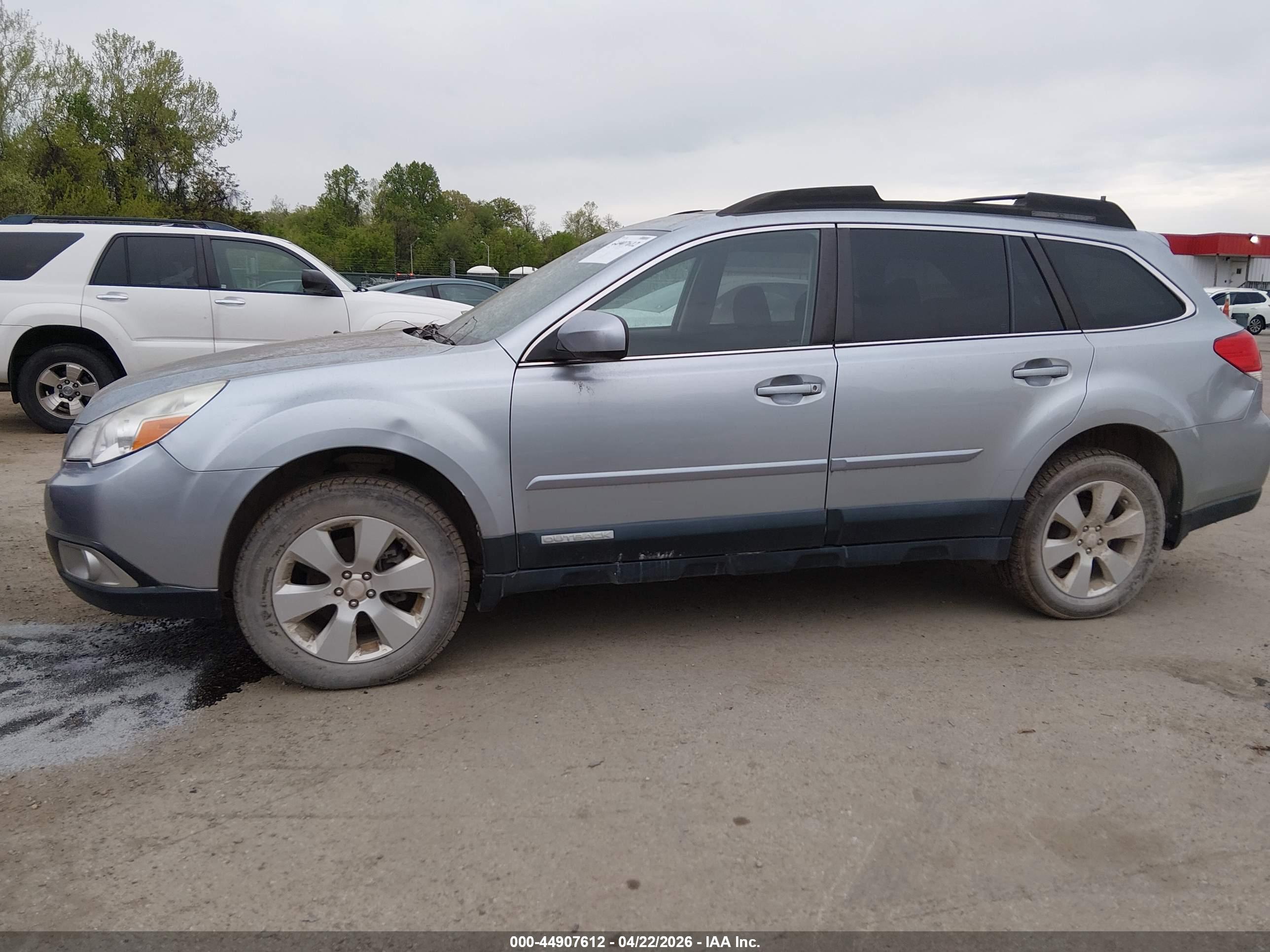 SUBARU OUTBACK image 6
