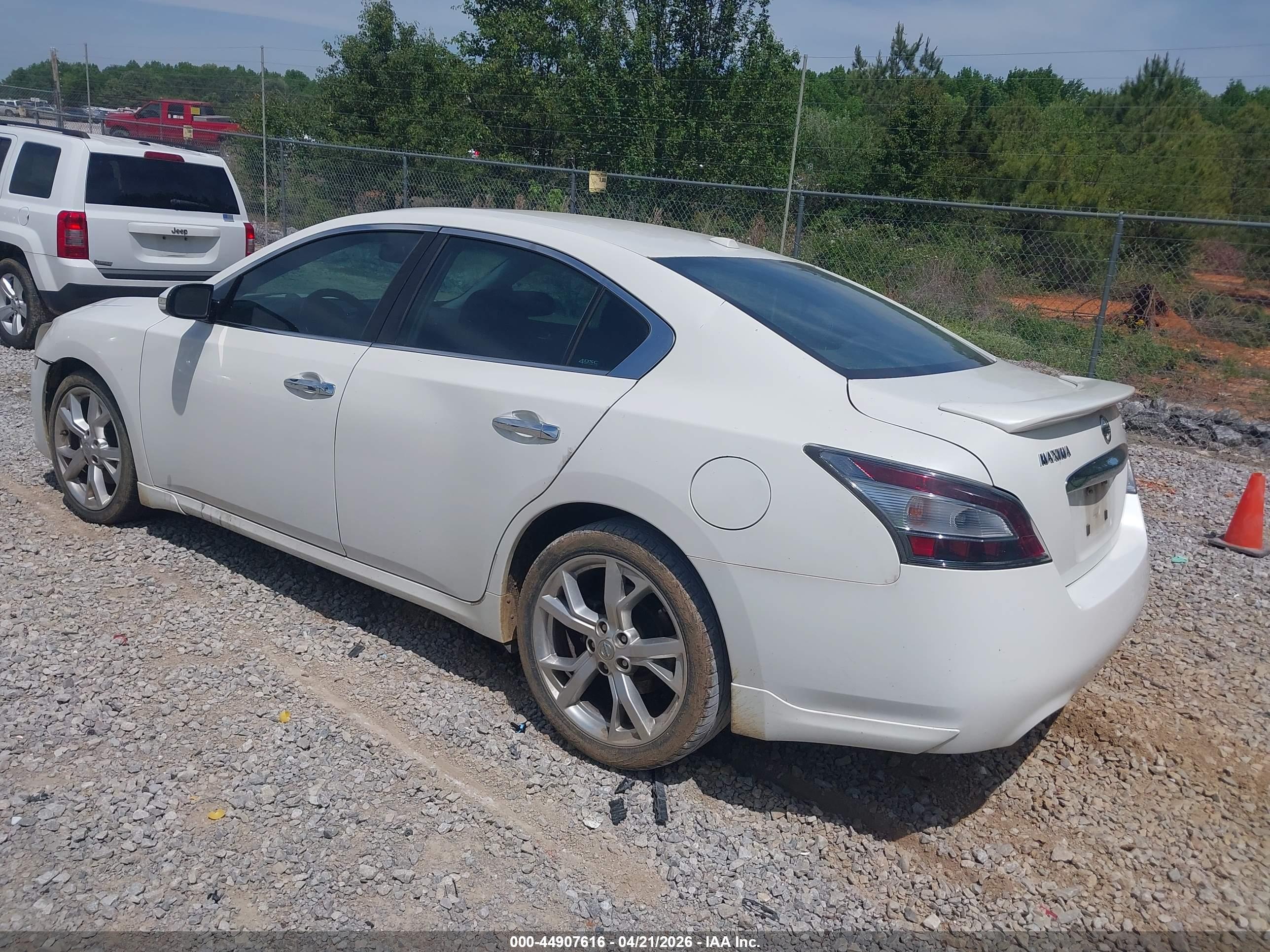 NISSAN MAXIMA image 3